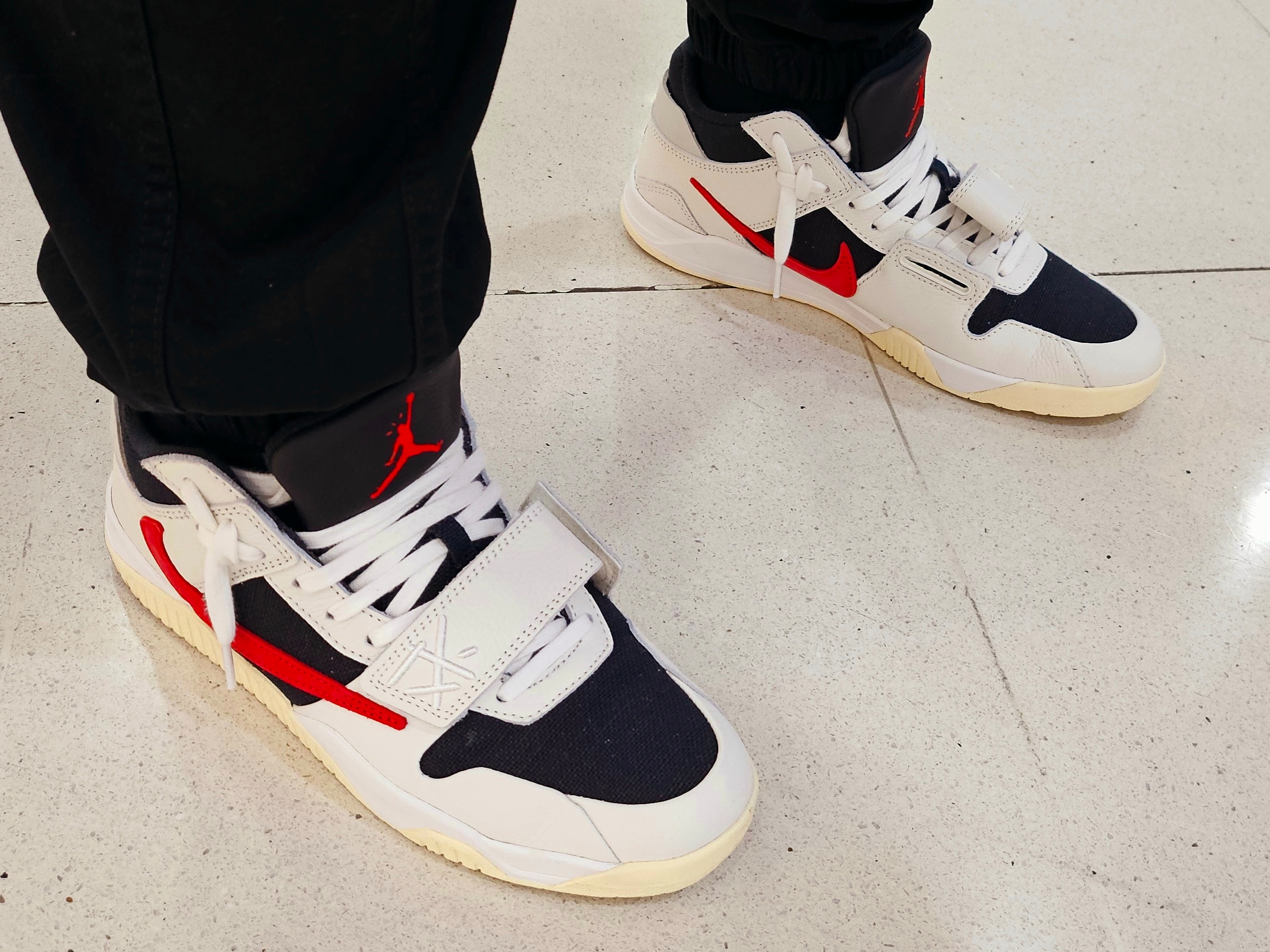 Jordan x Travis Scott Jumpman Jack TR University Red 착용 스타일 - 3