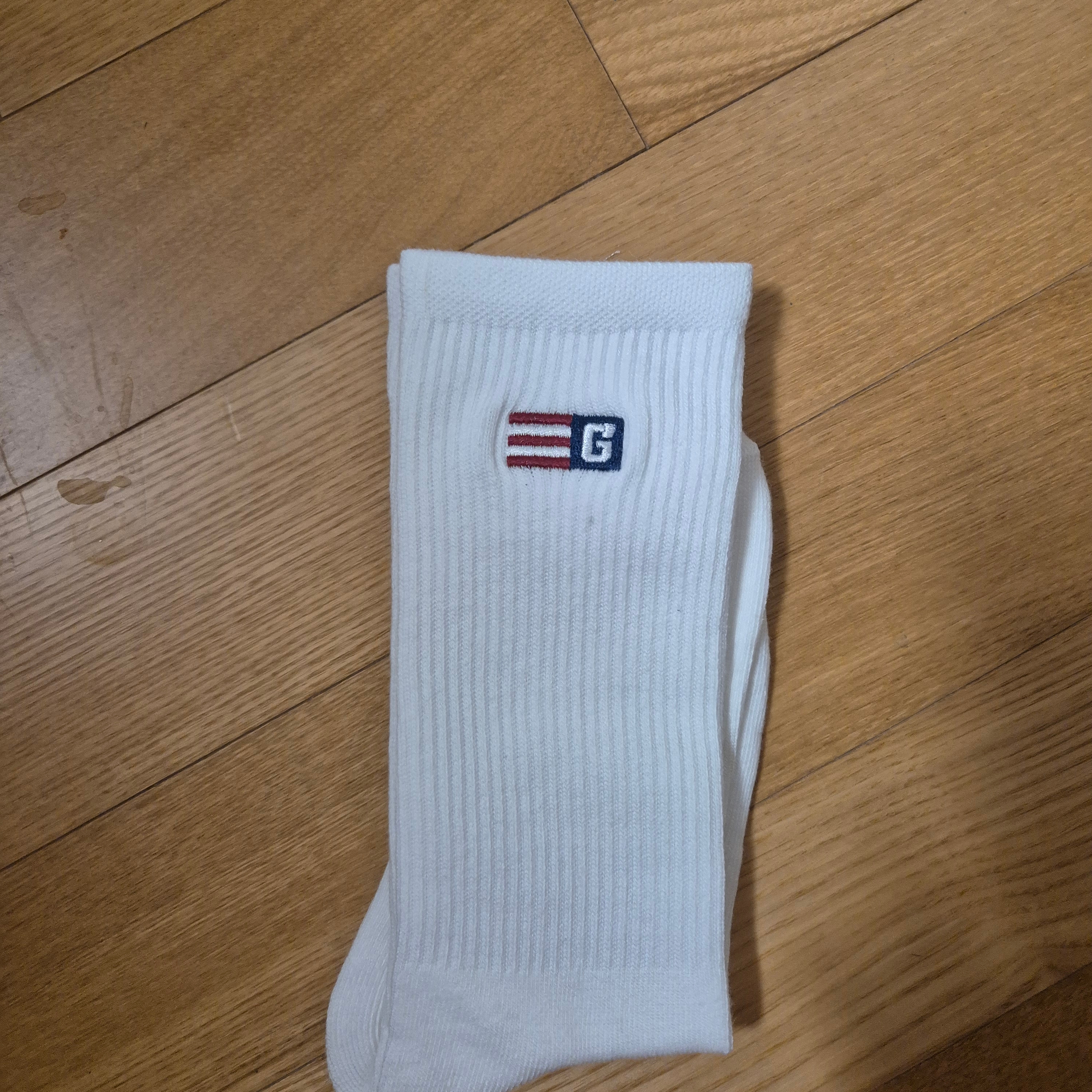 General Idea Unisex Logo Point Socks White 착용 스타일
