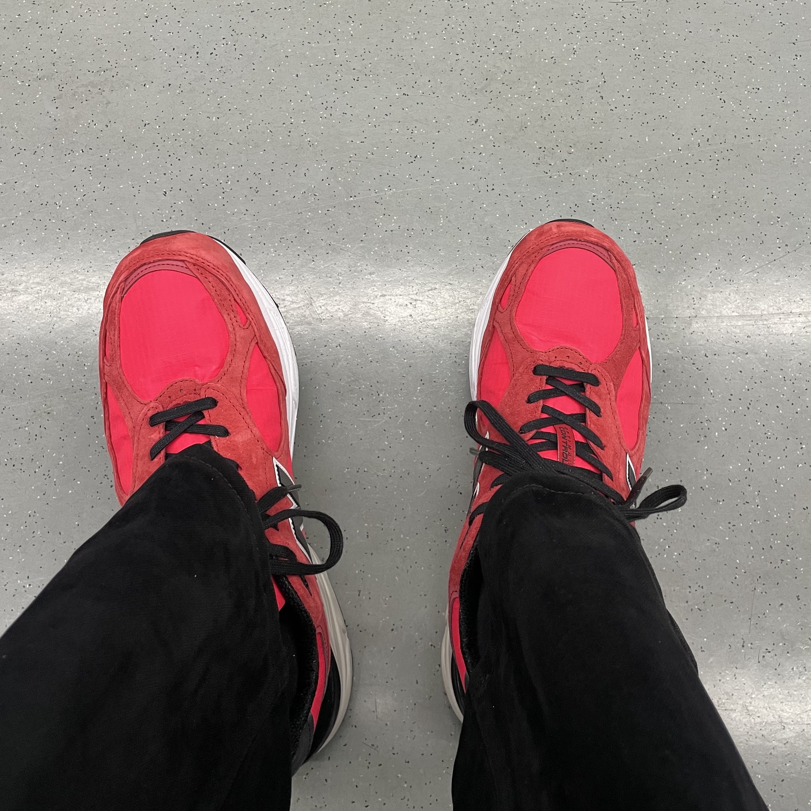 New Balance 990v3 Made in USA Red - D Standard, New Balance 990v3 Made in USA Triple Black 착용 스타일 - 2