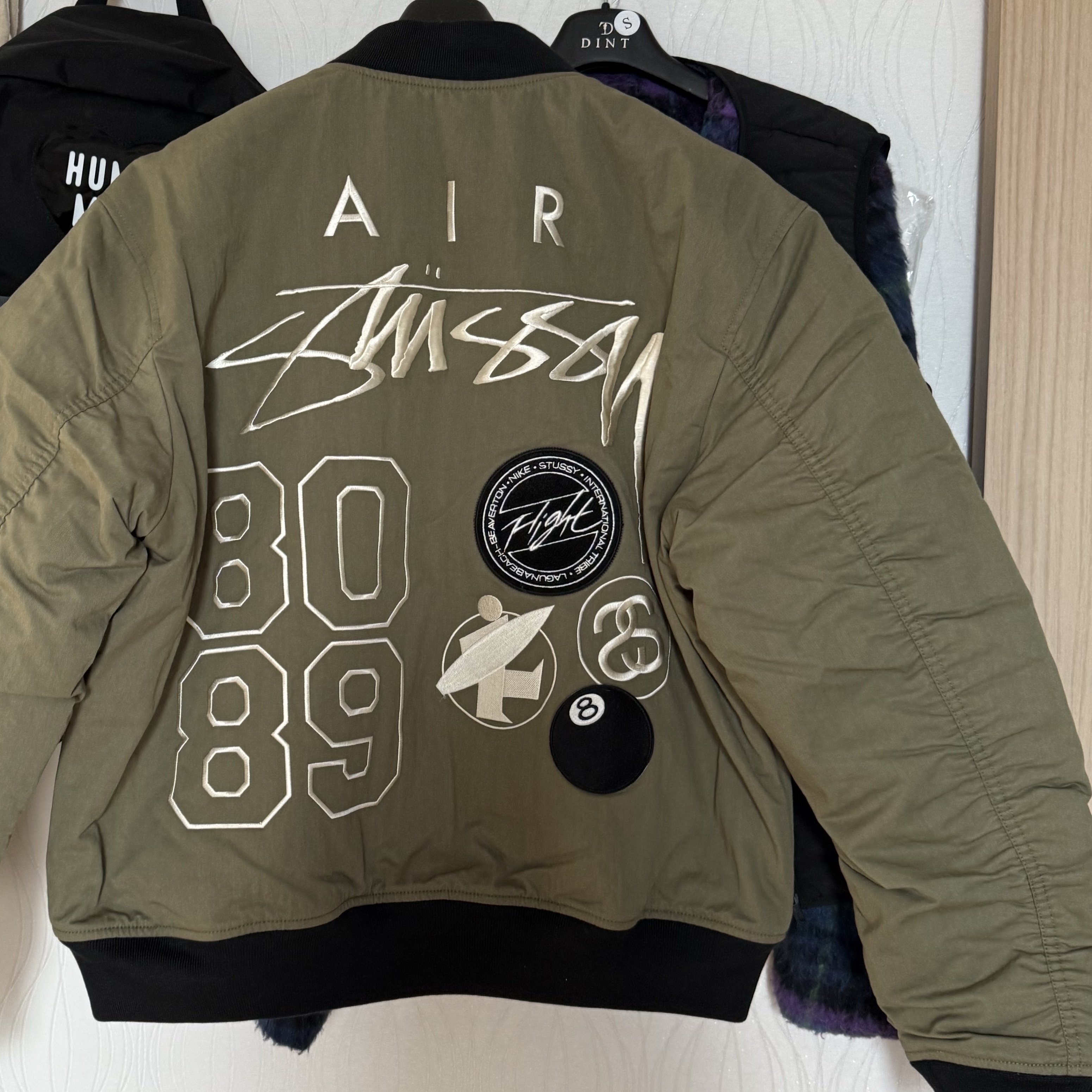 Nike x Stussy Reversible Jacket Medium Olive (FJ9153-222) 착용 스타일