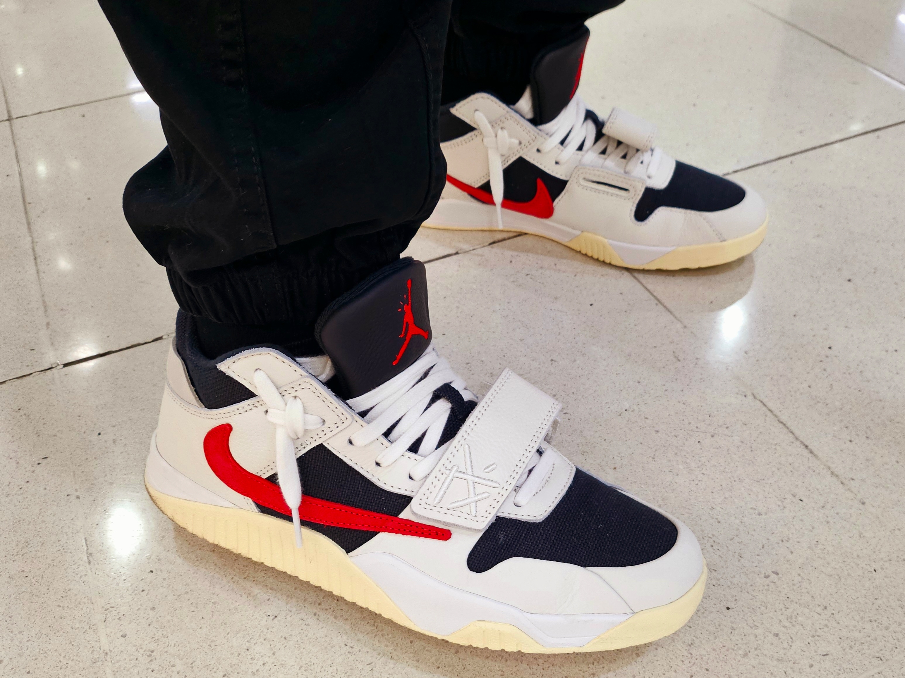 Jordan x Travis Scott Jumpman Jack TR University Red 착용 스타일 - 2