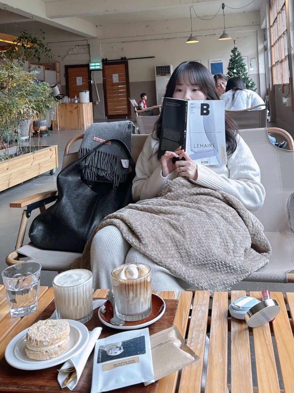 Acne Studios Narrow Wool Fringe Muffler Grey Melange 착용 스타일