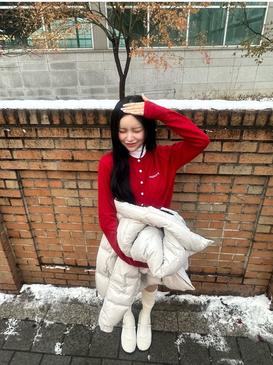 Newalrin Basic Cashmere Knit Cardigan Red 착용 스타일