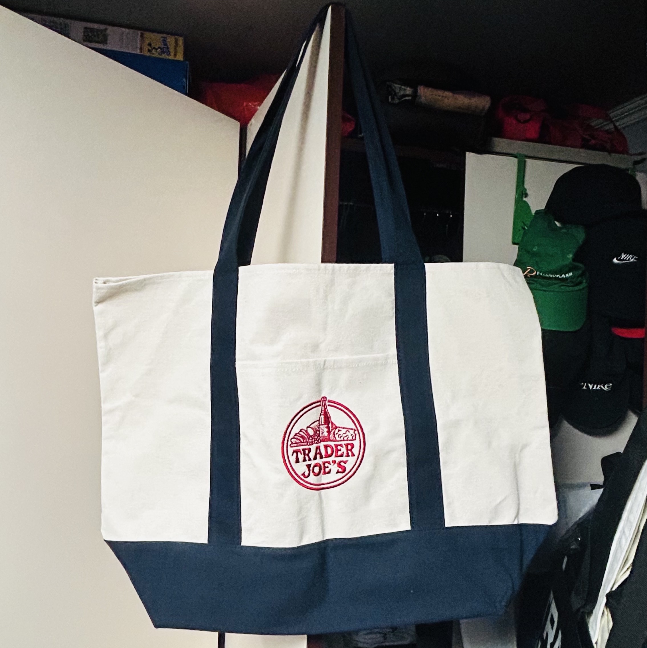 Trader Joe's Canvas Tote Bag Navy 착용 스타일