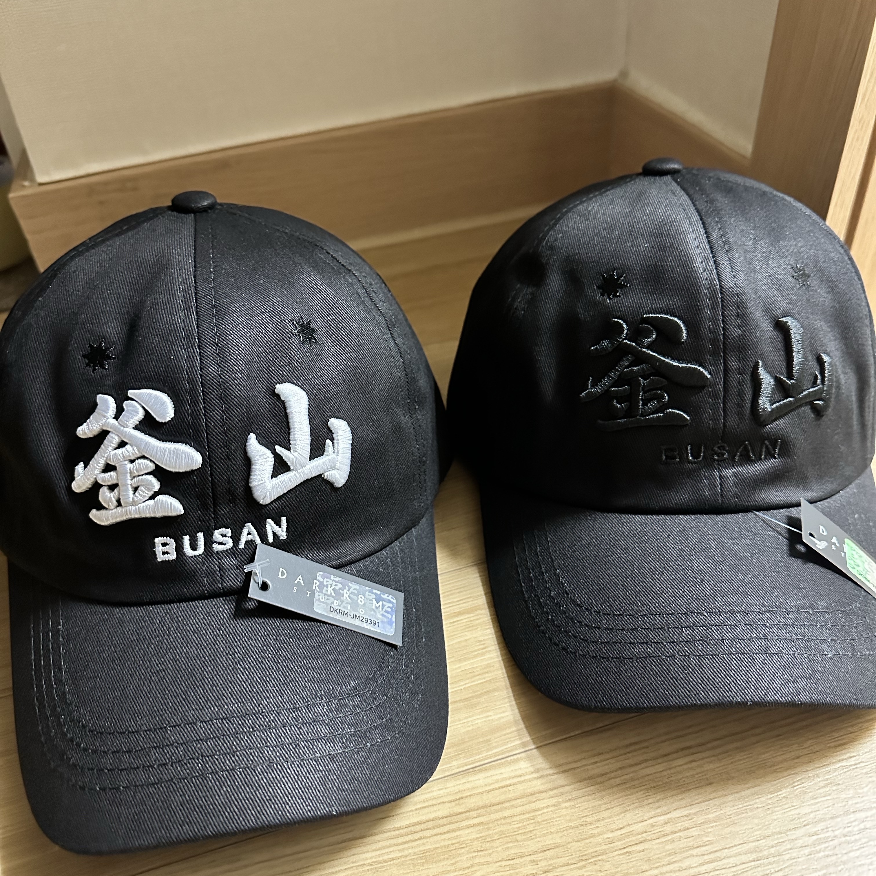 Darkr8m Studio Busan White Logo Cap 착용 스타일