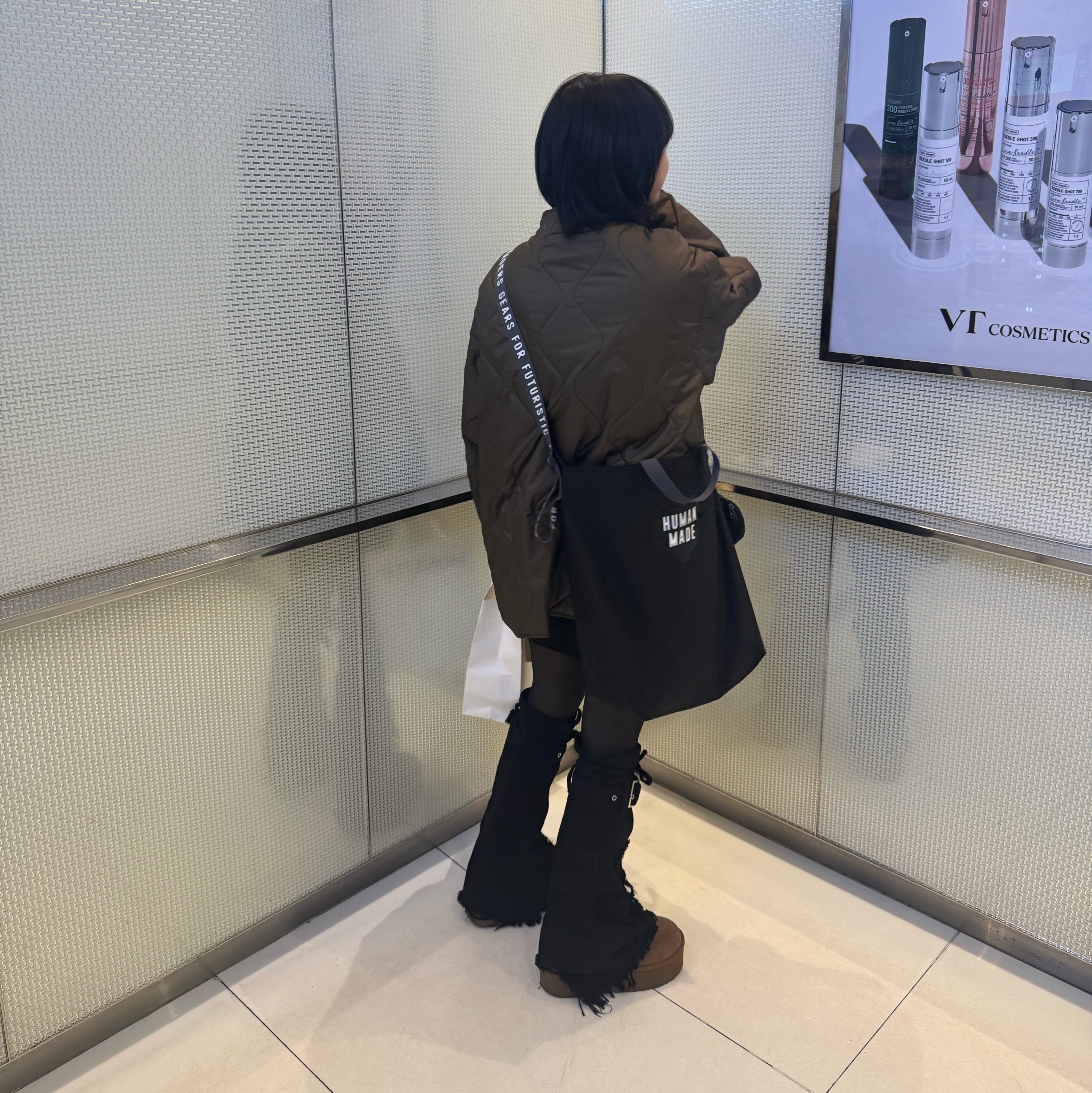 Human Made Shoulder Tote Bag Black, (W) UGG Classic Ultra Mini Platform Boots Chestnut 착용 스타일 - 2