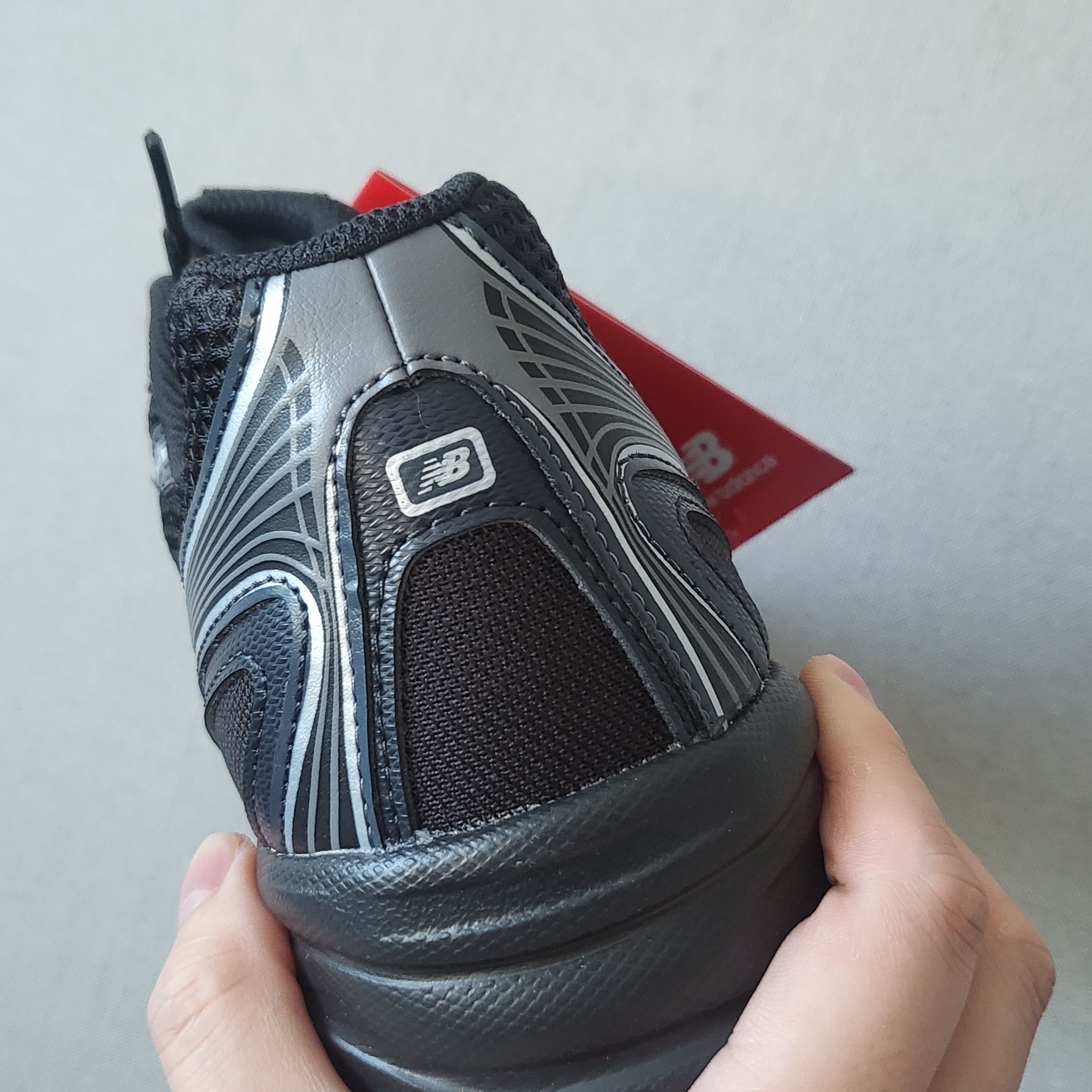 New Balance 740v2 Black Silver Metallic 착용 스타일 - 4
