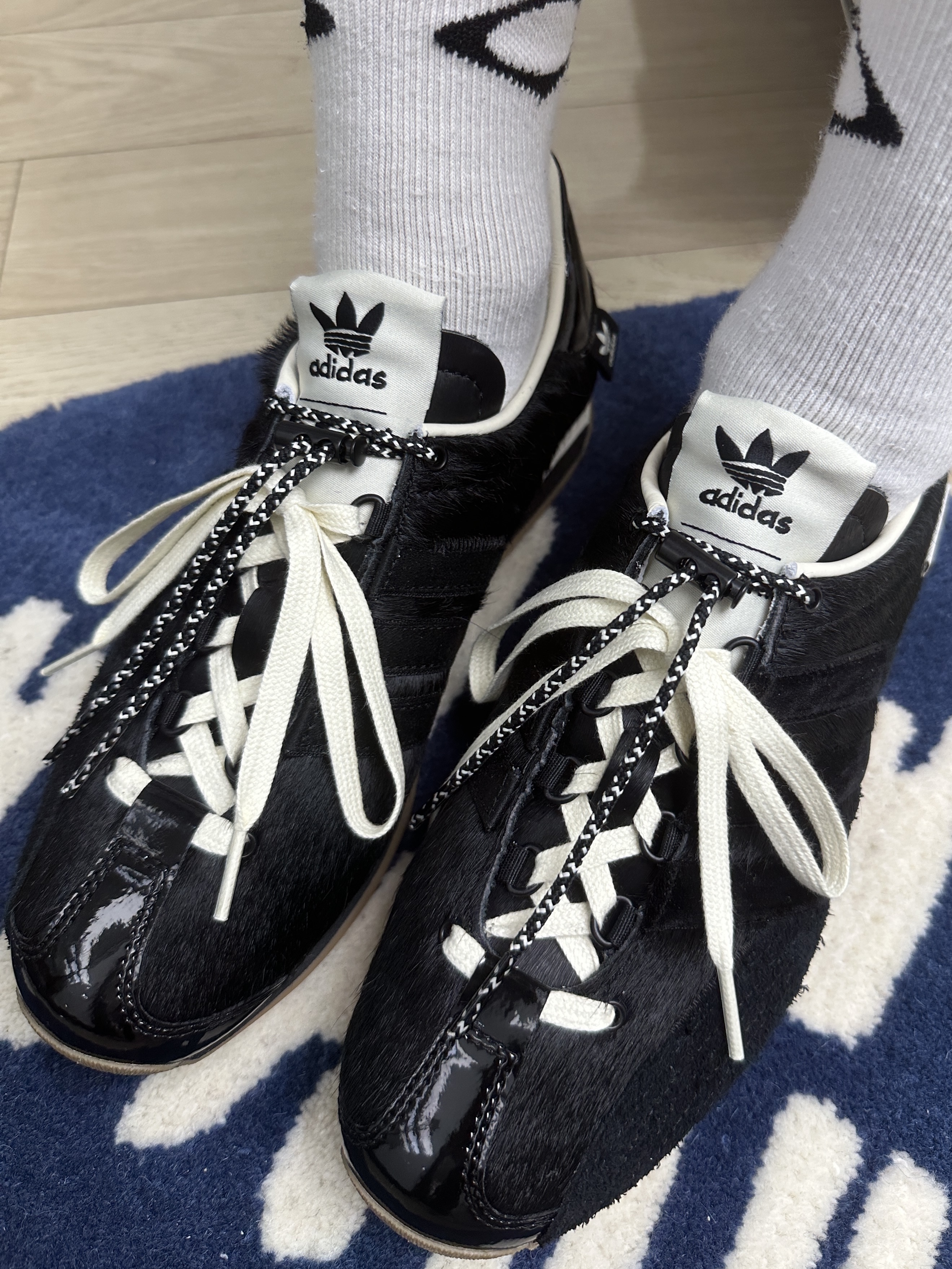 Adidas x Song for the Mute Country OG Core Black Cream White, Human Made Heart Rug Small Navy 착용 스타일 - 2