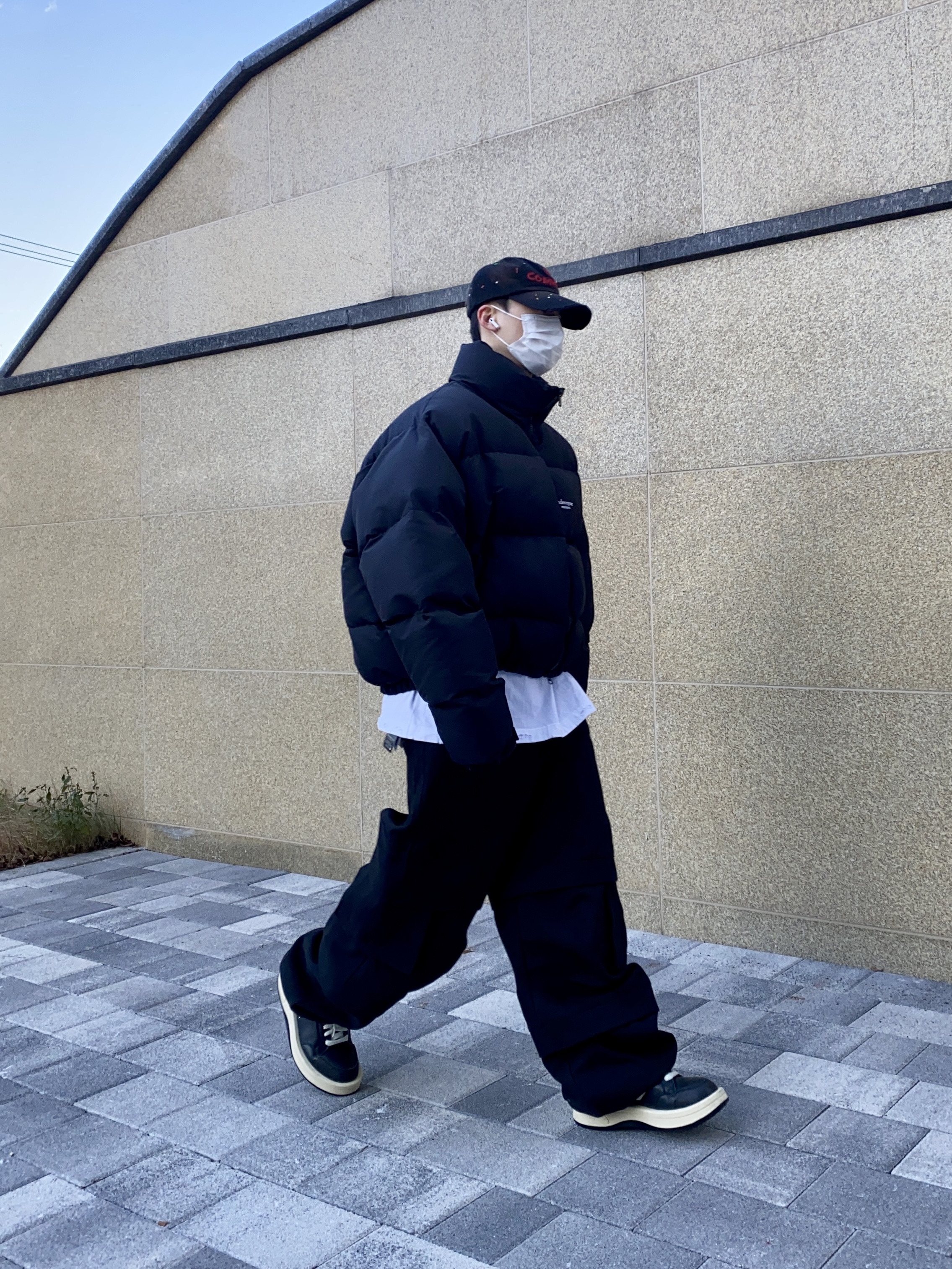 Undermycar Mu.15 Anti Fxxking Logo Play Triple Logo Crop Padding Jacket Black, Converse x Drkshdw Turbowpn Black Cream 착용 스타일 - 1