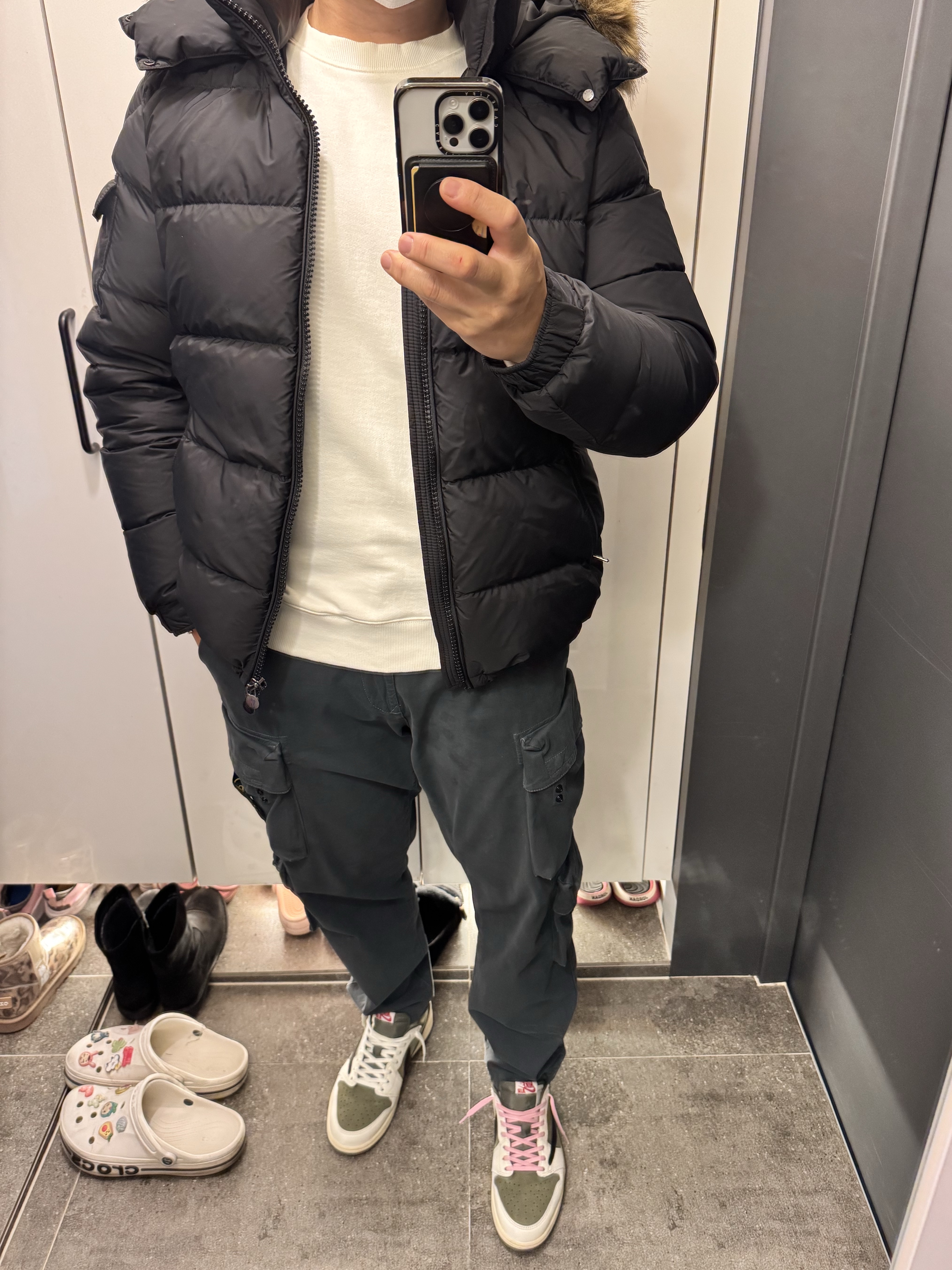 Moncler Mayaf Short Down Jacket Black - 23FW, Jordan 1 x Travis Scott Retro Low OG SP Reverse Olive 착용 스타일 - 2