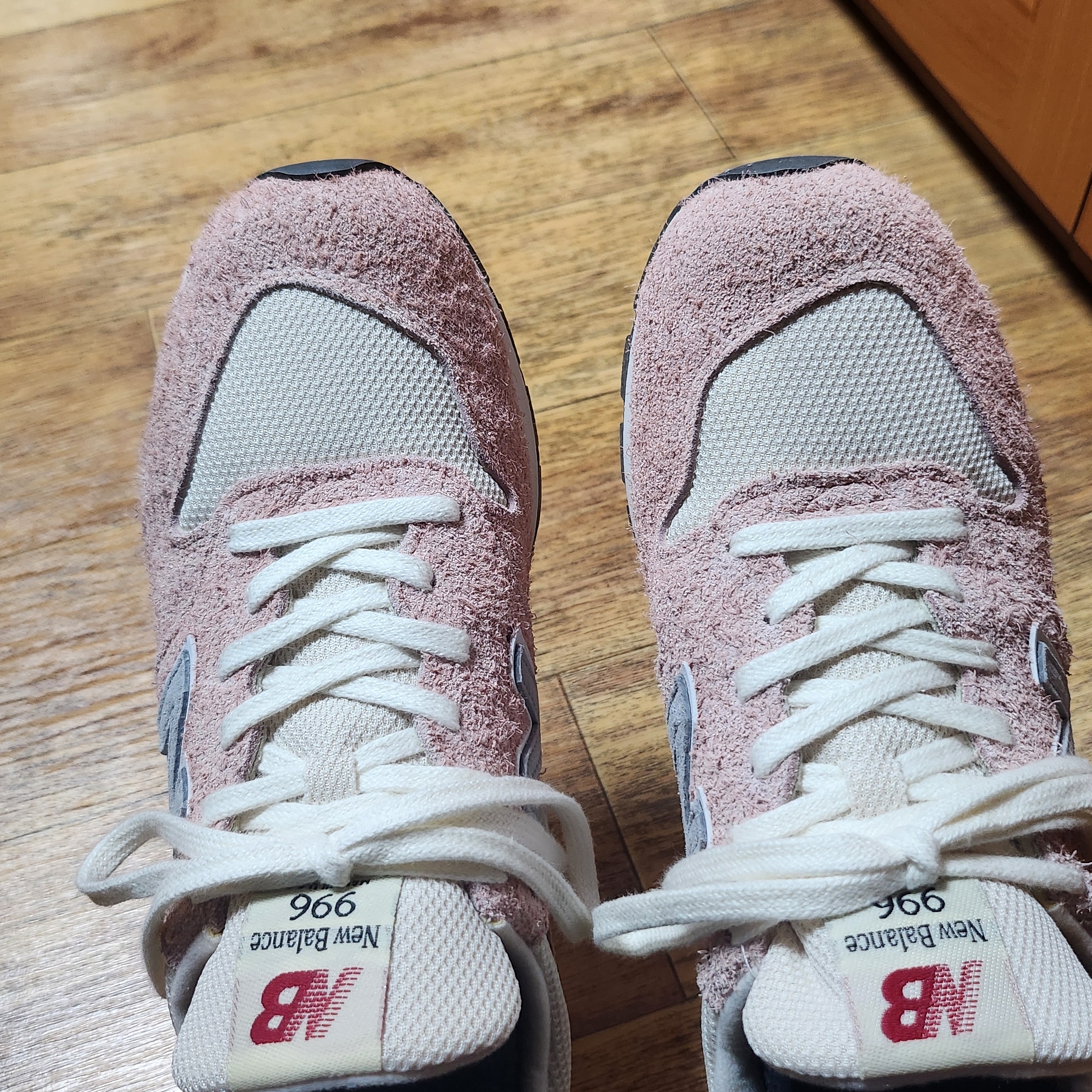 New Balance Made in USA 996 Pink Haze Silver 착용 스타일 - 2