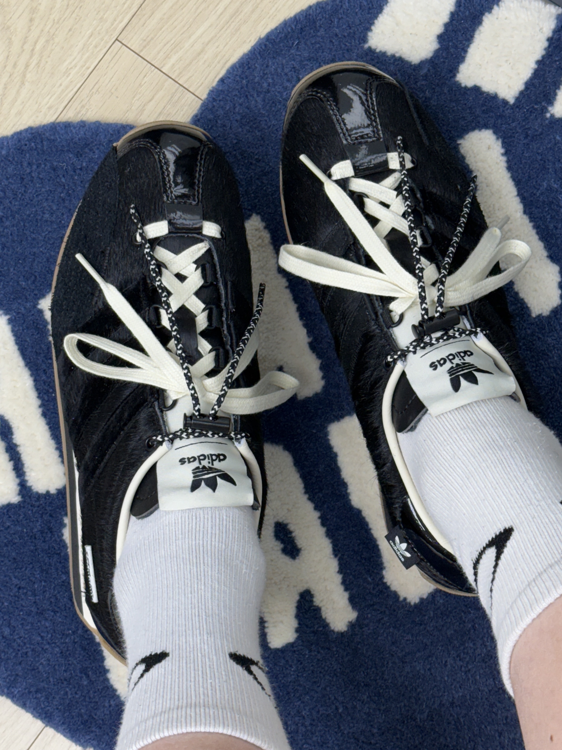 Adidas x Song for the Mute Country OG Core Black Cream White, Human Made Heart Rug Small Navy 착용 스타일 - 1