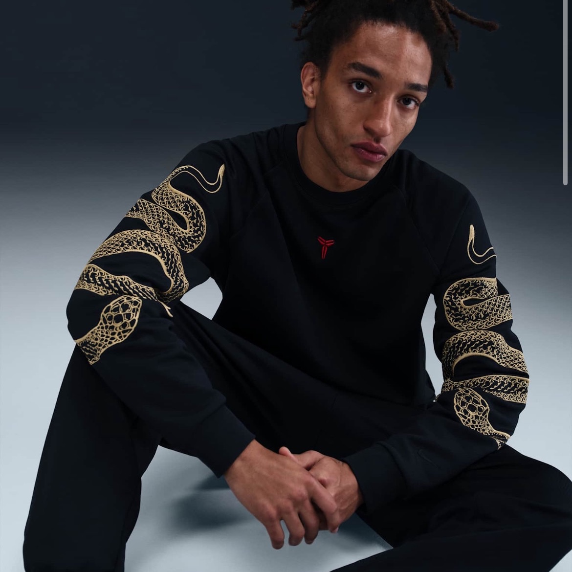 Nike Kobe Year of Mamba Therma-Fit Basketball Crew-Neck Sweatshirt Black (HQ4698-010) 착용 스타일 - 4
