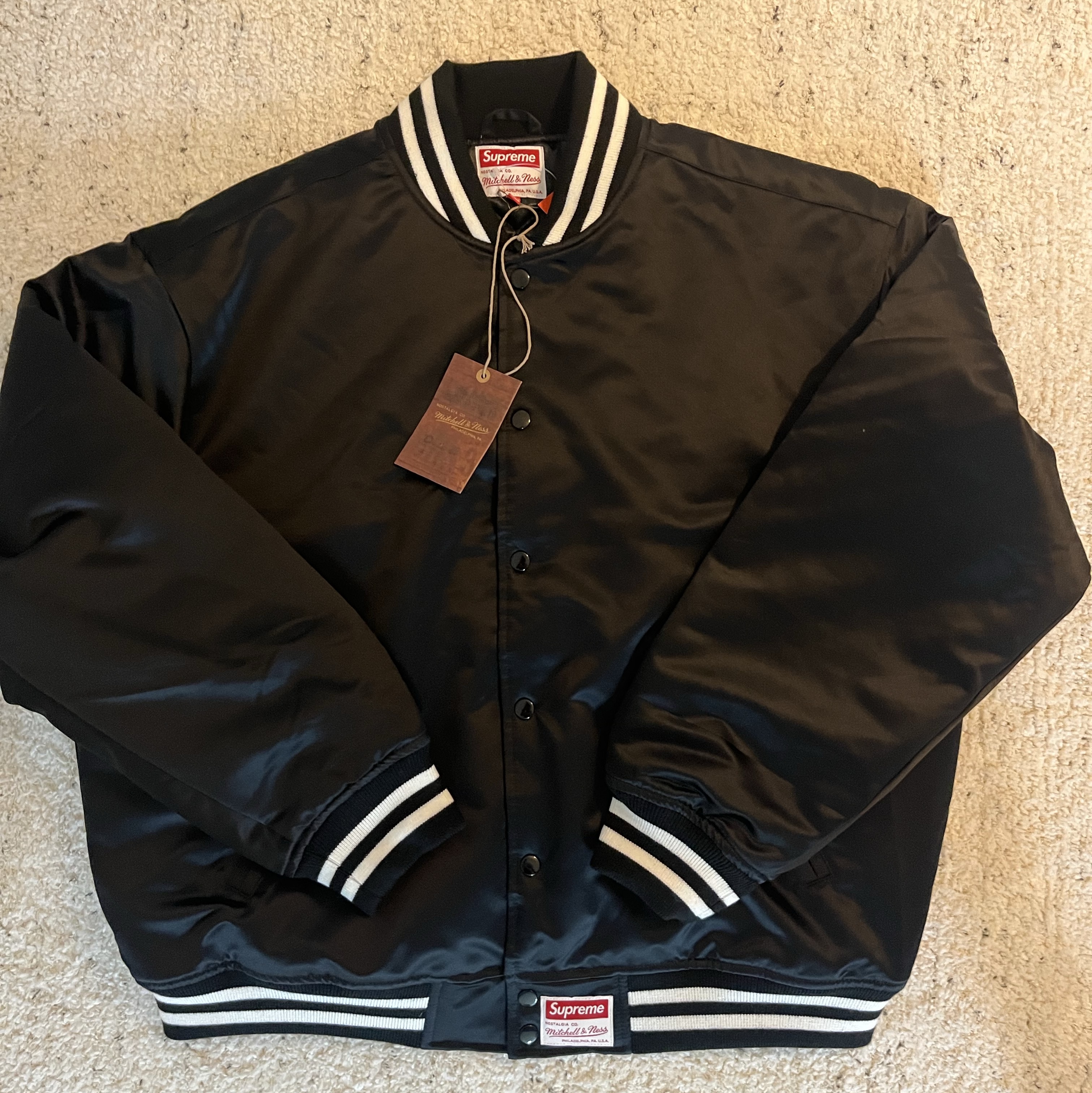 Supreme Mitchell & Ness Satin Varsity Jacket Black - 24FW 착용 스타일 - 2
