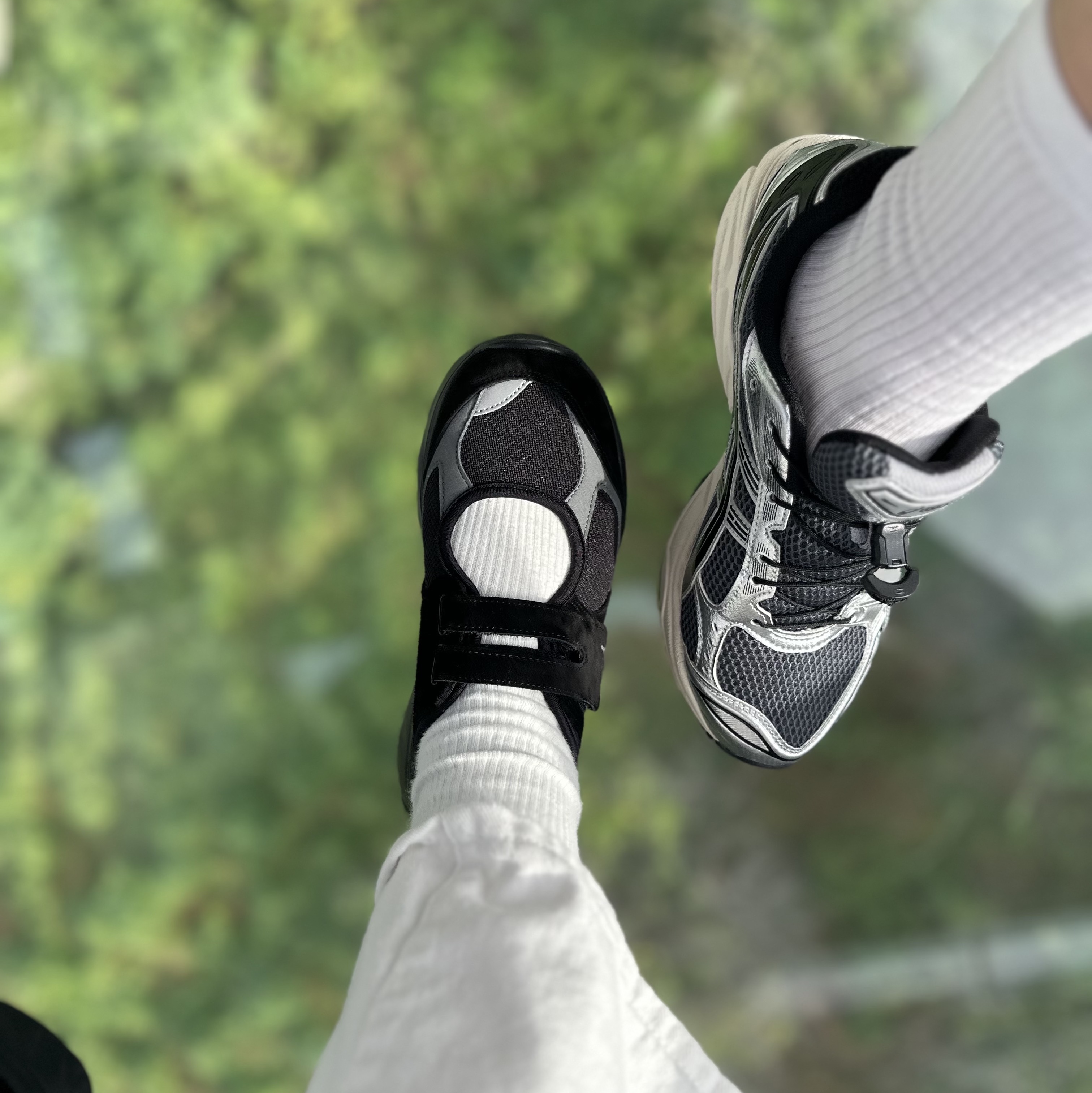 Asics Unlimited Gel-Kayano 14 Carrier Grey Black, (W) New Balance Breeze SD2202 Black 착용 스타일 - 1