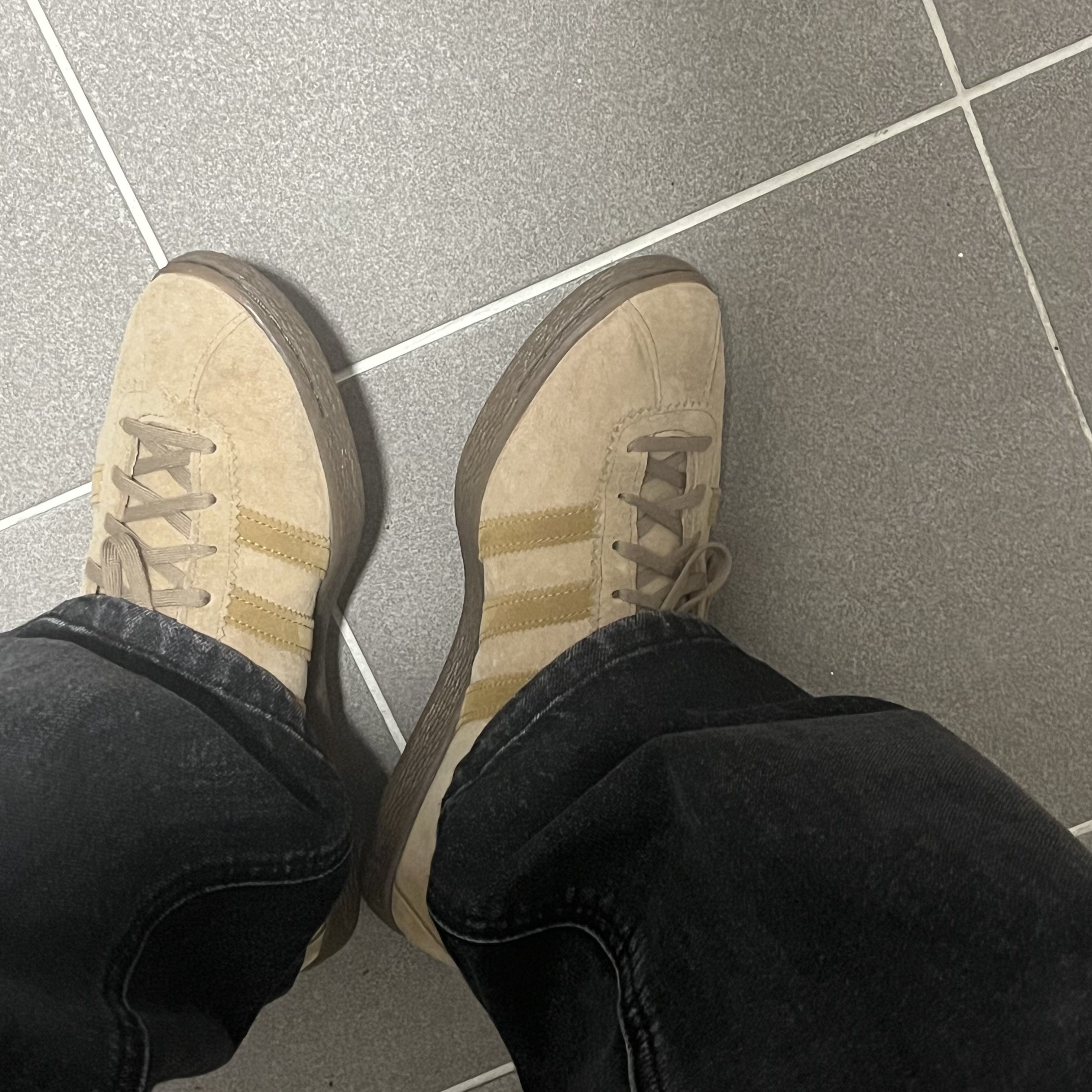 Adidas Tobacco Pantone Mesa 착용 스타일