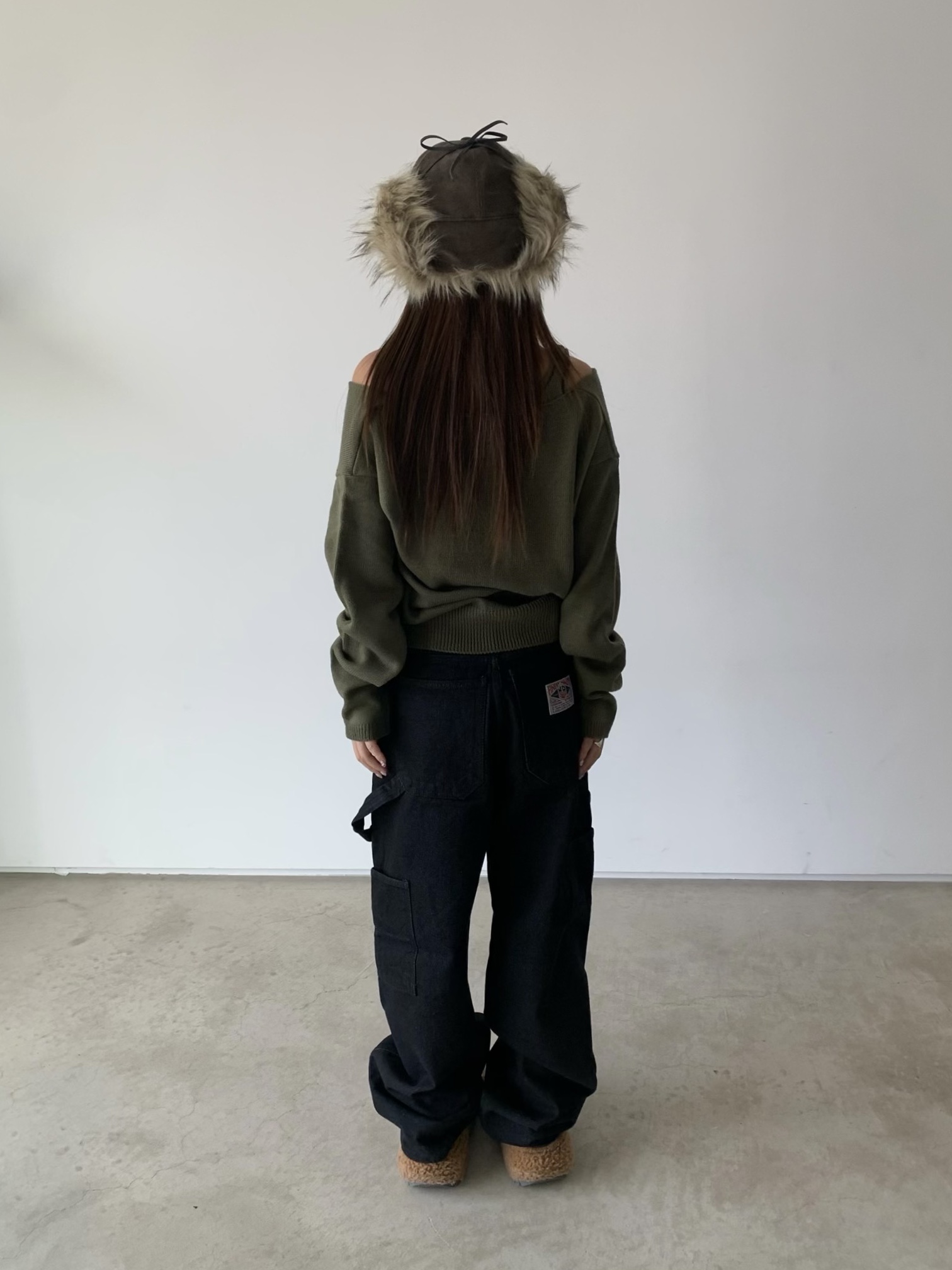 Crocs x Lil Nas X Mega Crush Clog Black Brown, Open Yy Faux Fur Corduroy Earflap Cap Khaki 착용 스타일 - 2