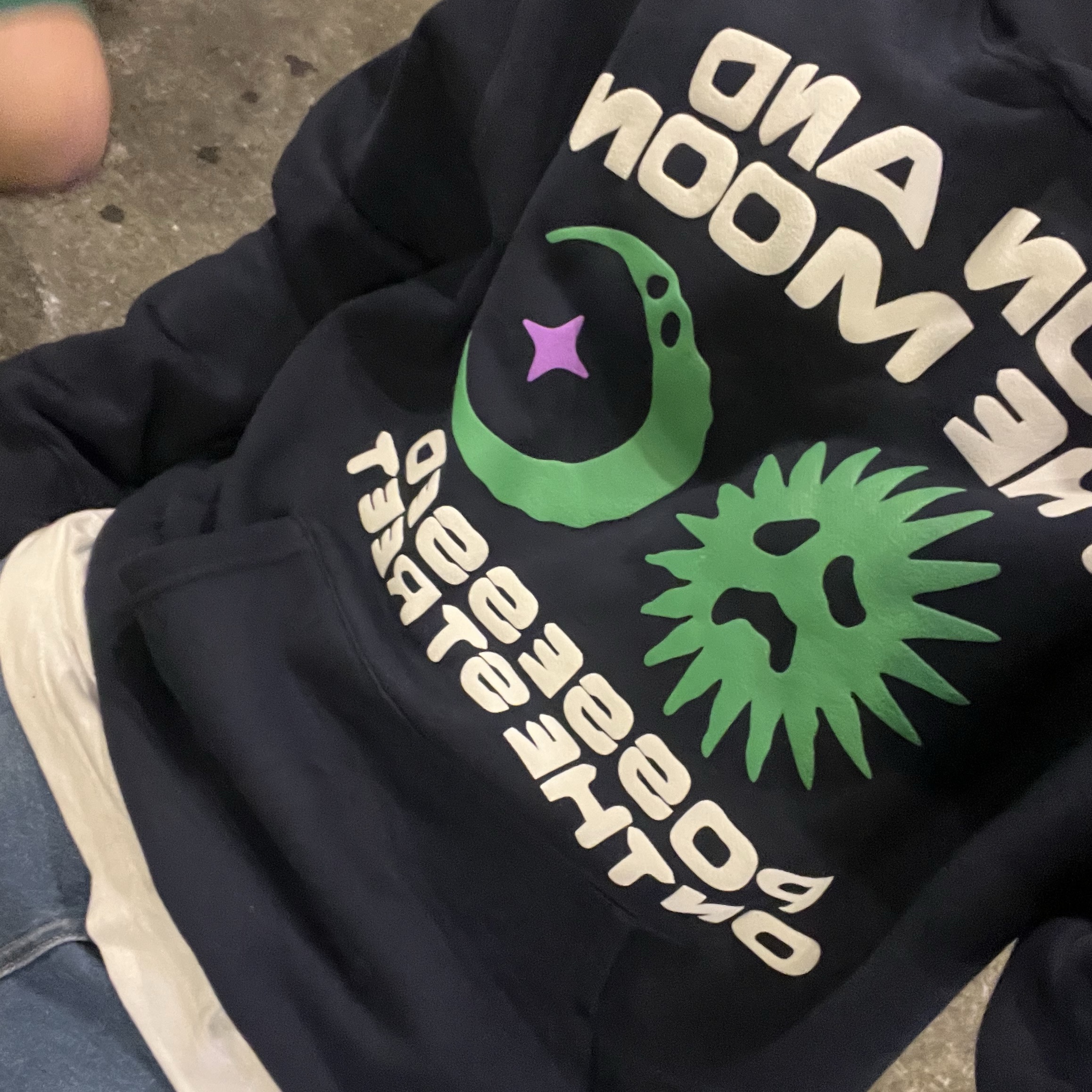 POTS All Day Hoodie Navy, POTS Jelly Man Keyring 착용 스타일 - 1