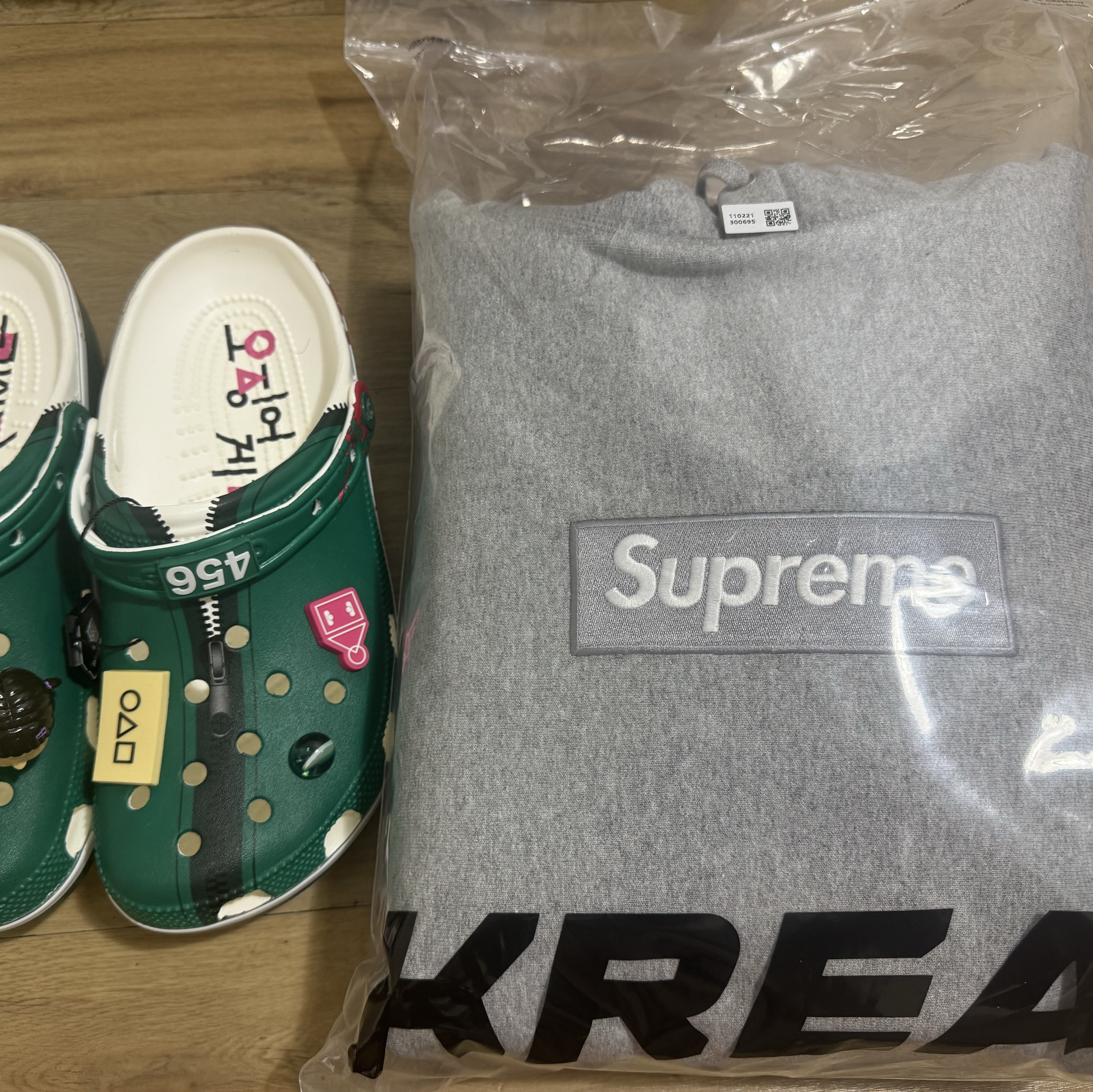 Supreme Box Logo Hooded Sweatshirt Heather Grey - 24FW, Crocs x Squid Game Classic Clog Multi 착용 스타일