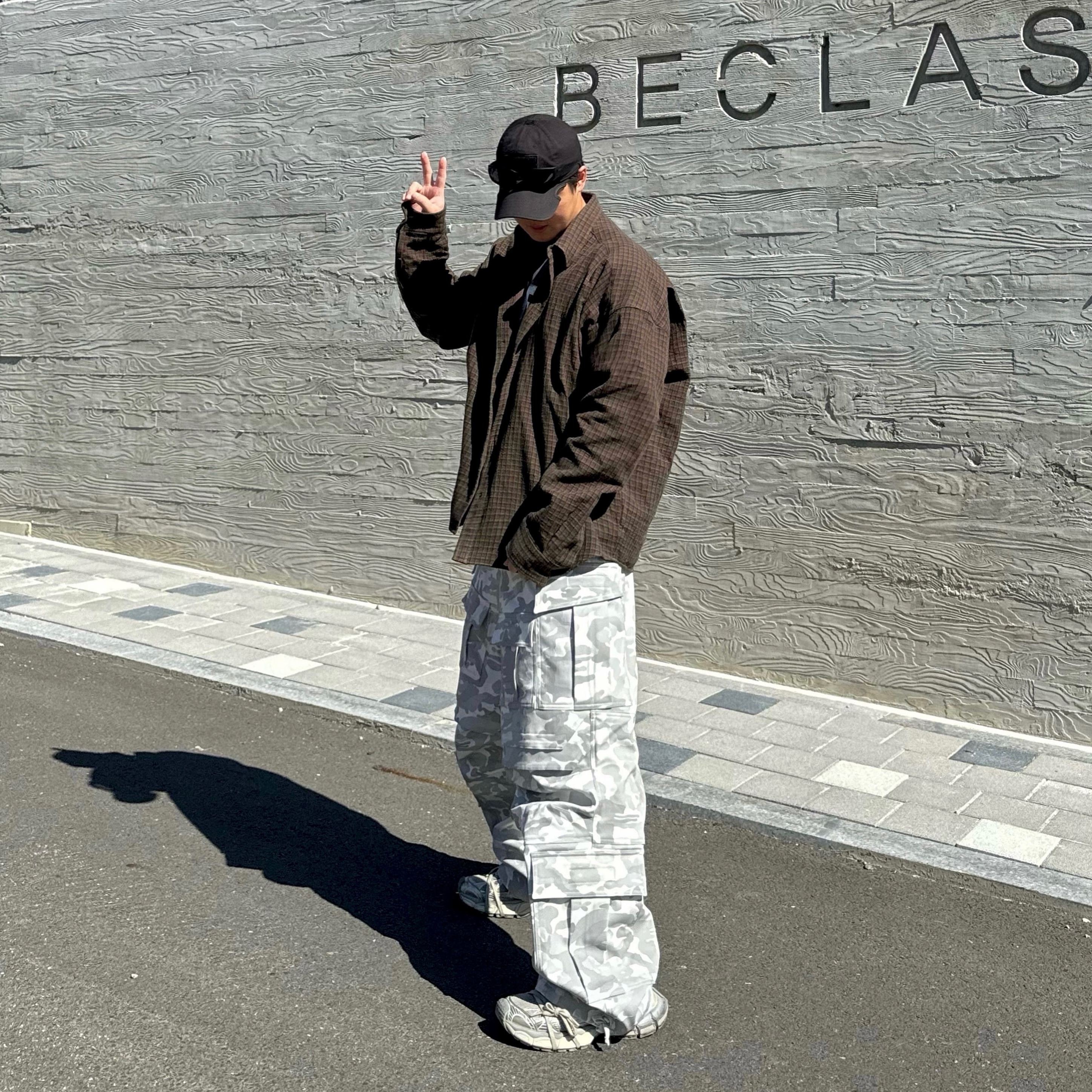 Farfromwhat Far Camo Cargo Pants White, Balenciaga 3XL Sneakers Light Beige 착용 스타일 - 1