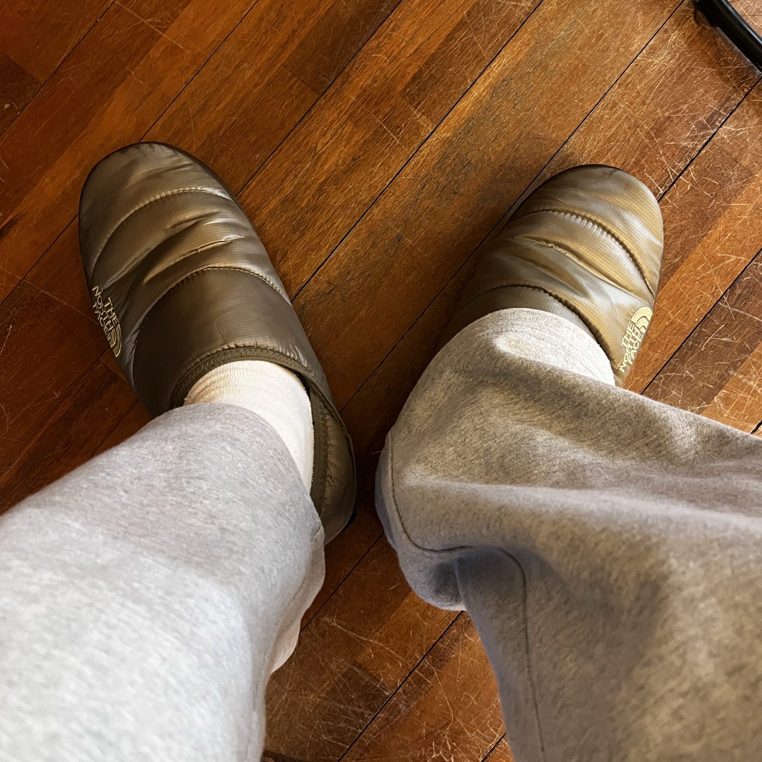 The North Face Nuptse Mule Olive 착용 스타일