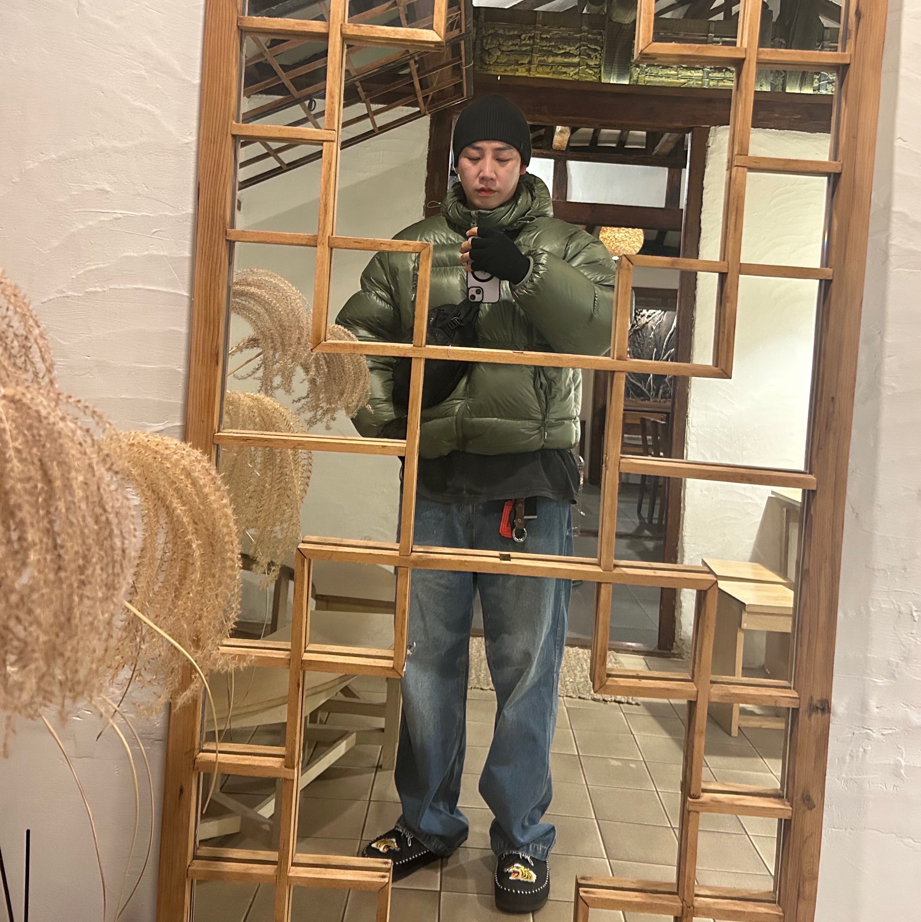 Crocs x Beams Dylan Clog Black White, Supreme Featherweight Down Puffer Jacket Olive - 23FW 착용 스타일