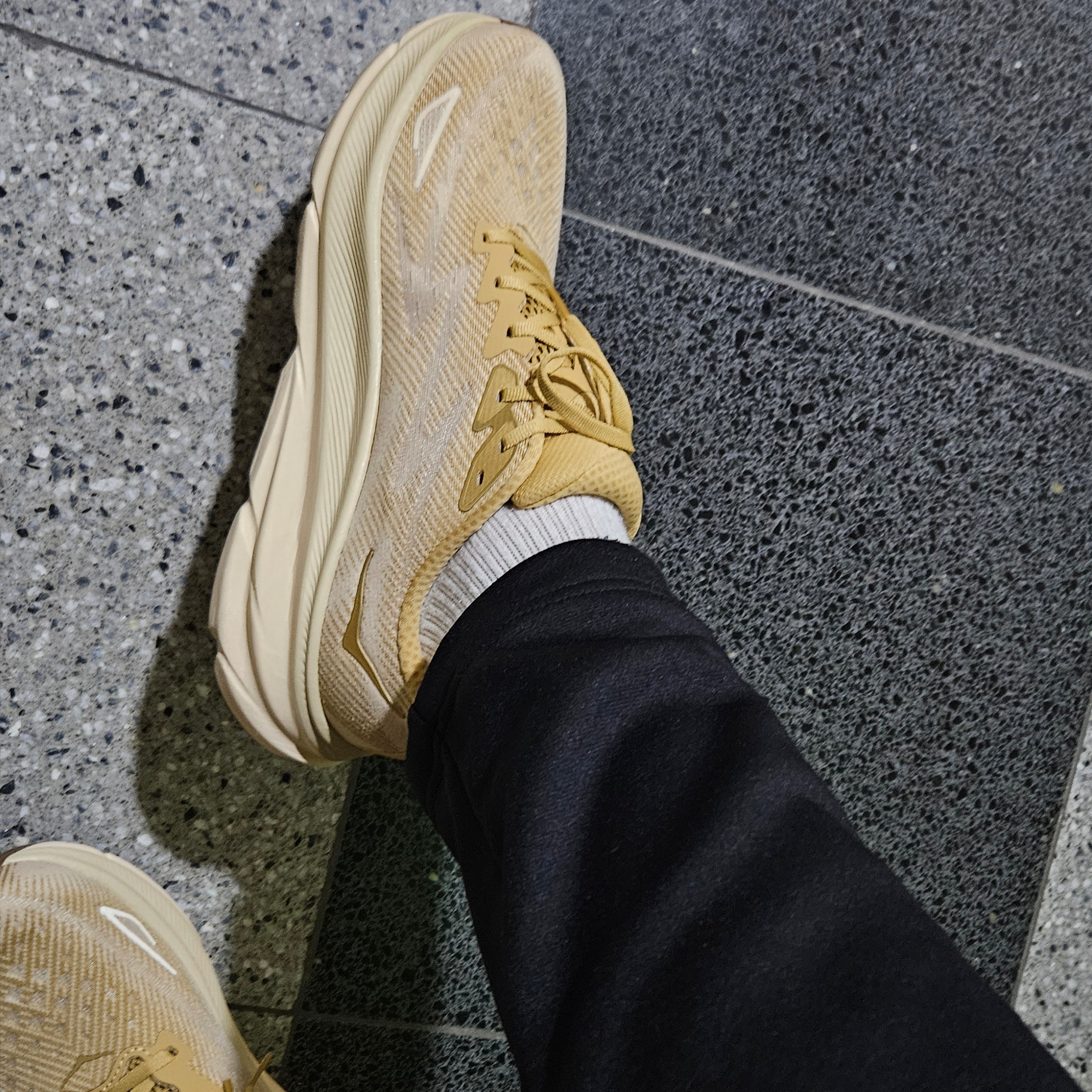 Hoka Clifton 9 Wheat Shifting Sand 착용 스타일