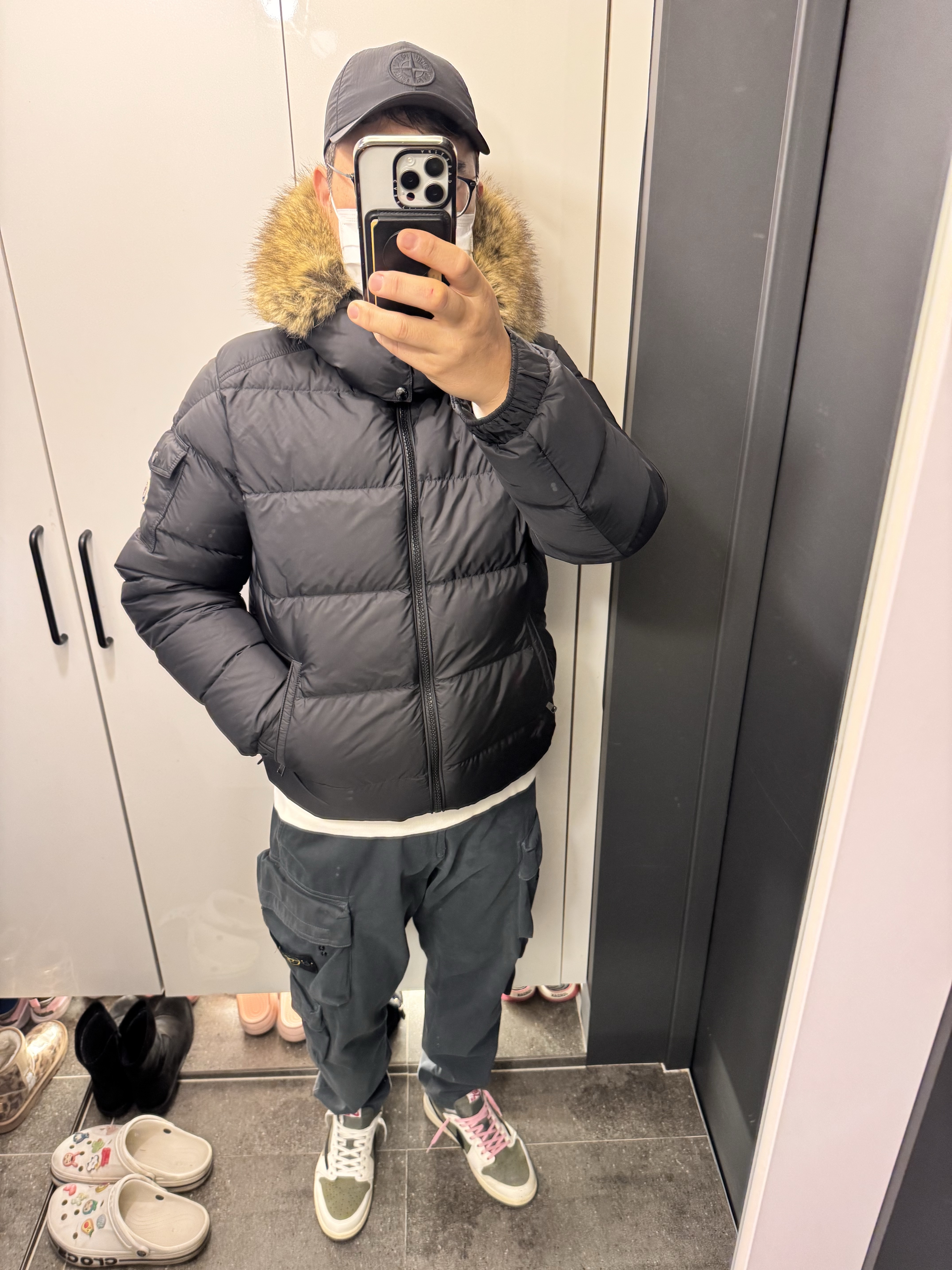 Moncler Mayaf Short Down Jacket Black - 23FW, Jordan 1 x Travis Scott Retro Low OG SP Reverse Olive 착용 스타일 - 3