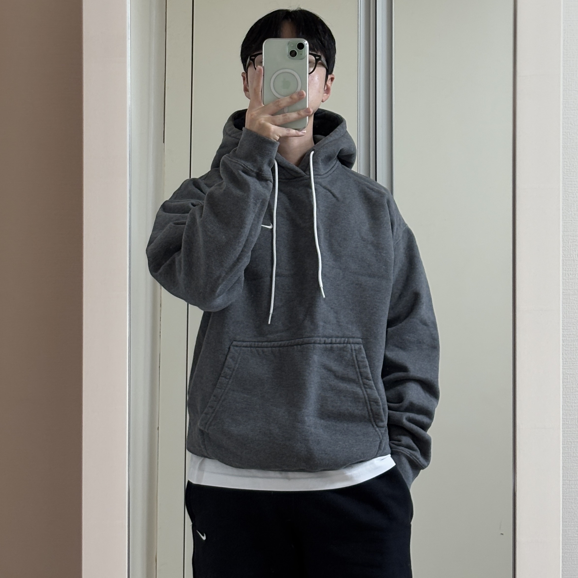 Clarks Wallabee Black Suede, Nike NRG Solo Swoosh Fleece Pants Black White - Asia 착용 스타일 - 3