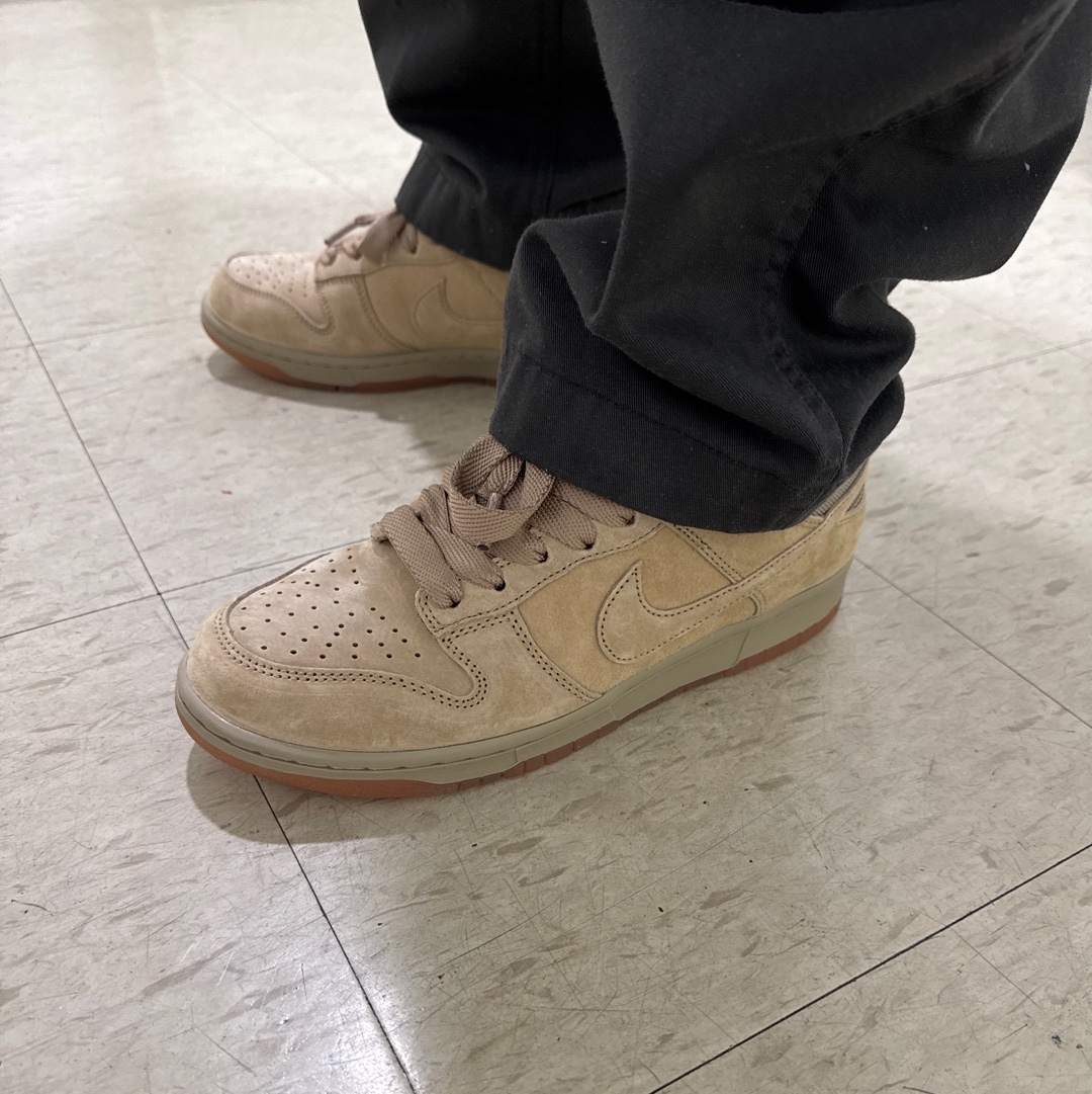Nike SB Dunk Low Pro B Parachute Beige, The North Face Purple Label Chino Wide Tapered Field Pants Asphalt Gray 착용 스타일