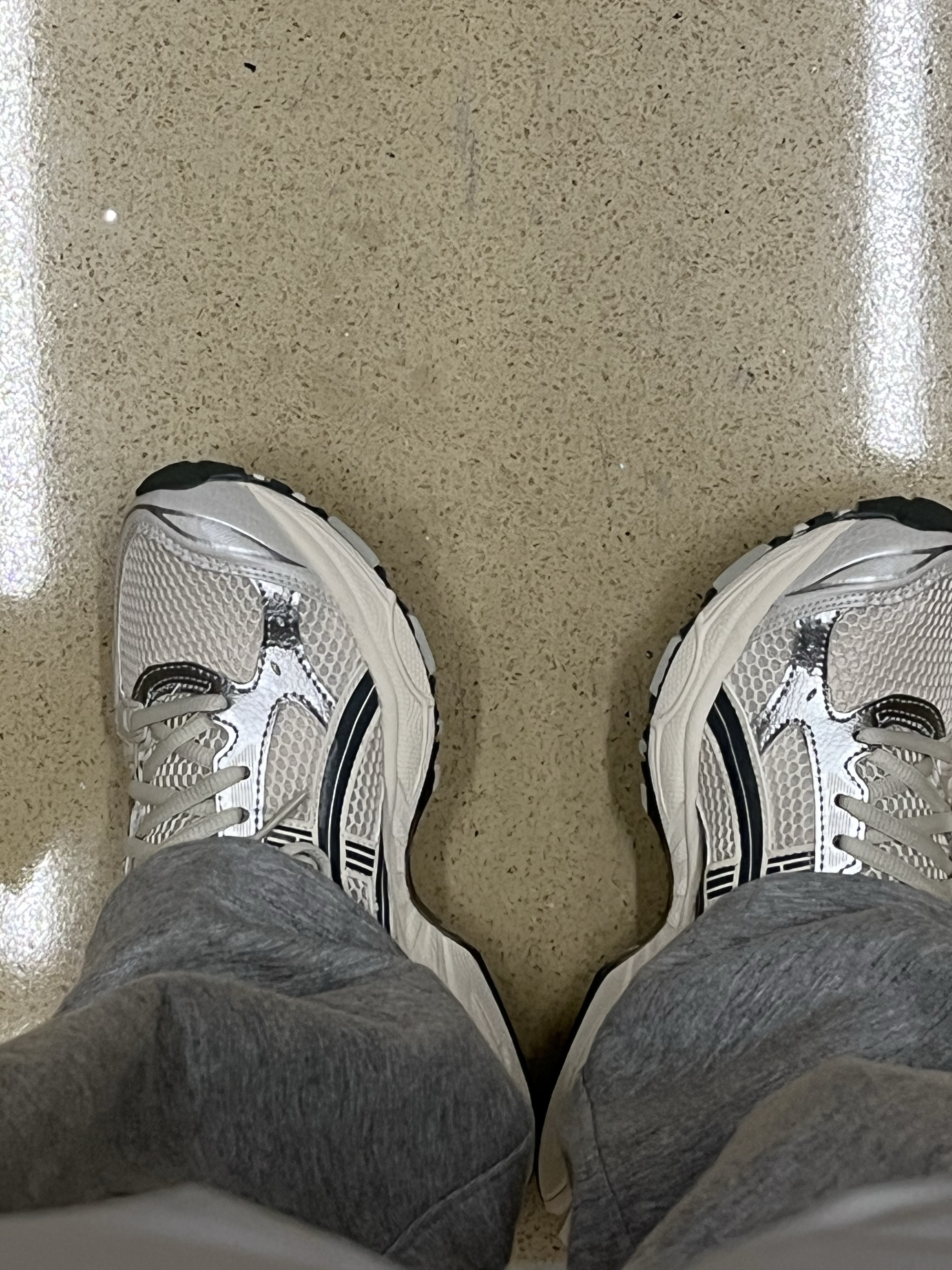 Asics Gel-Kayano 14 Birch Dark Pewter 착용 스타일
