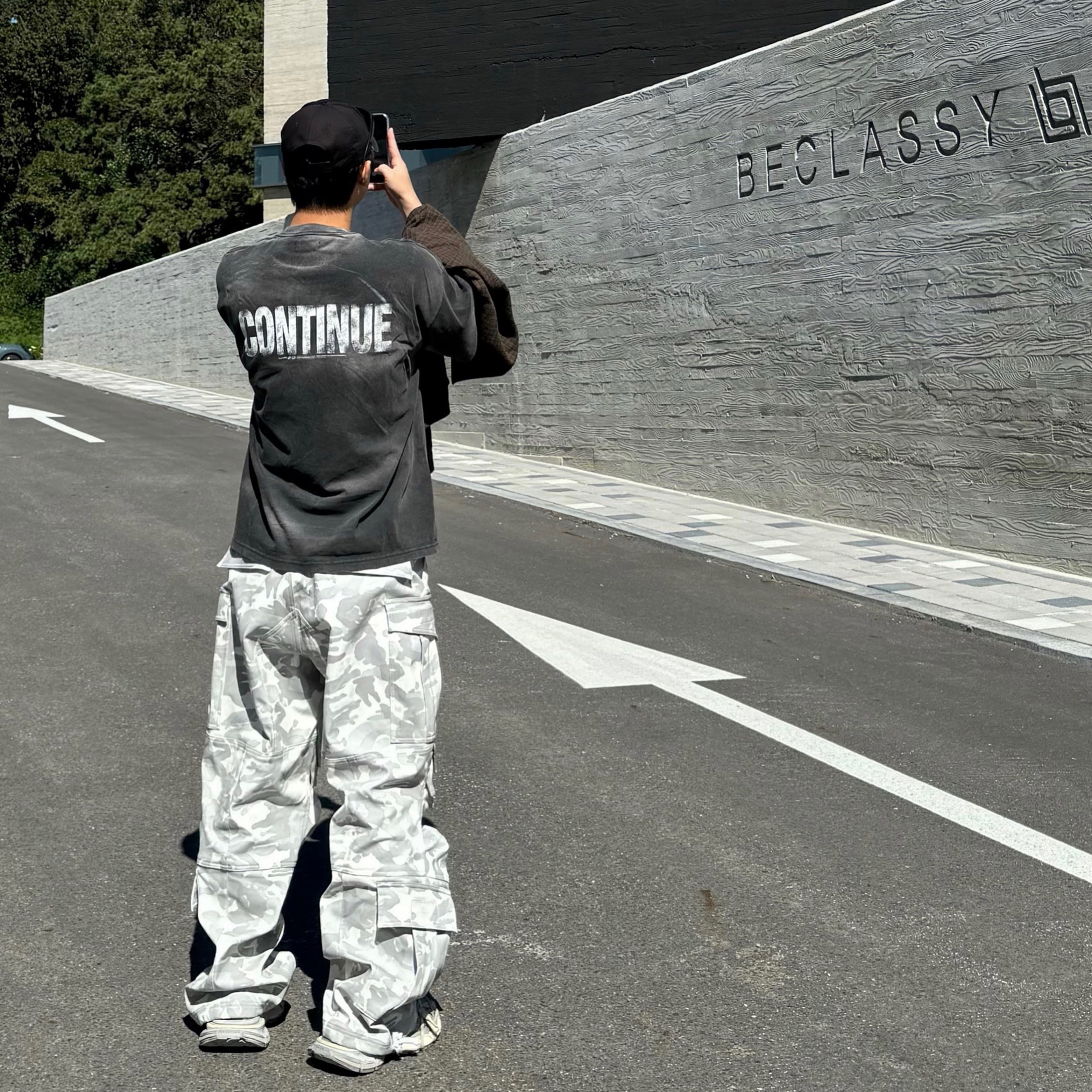 Farfromwhat Far Camo Cargo Pants White, Balenciaga 3XL Sneakers Light Beige 착용 스타일 - 2