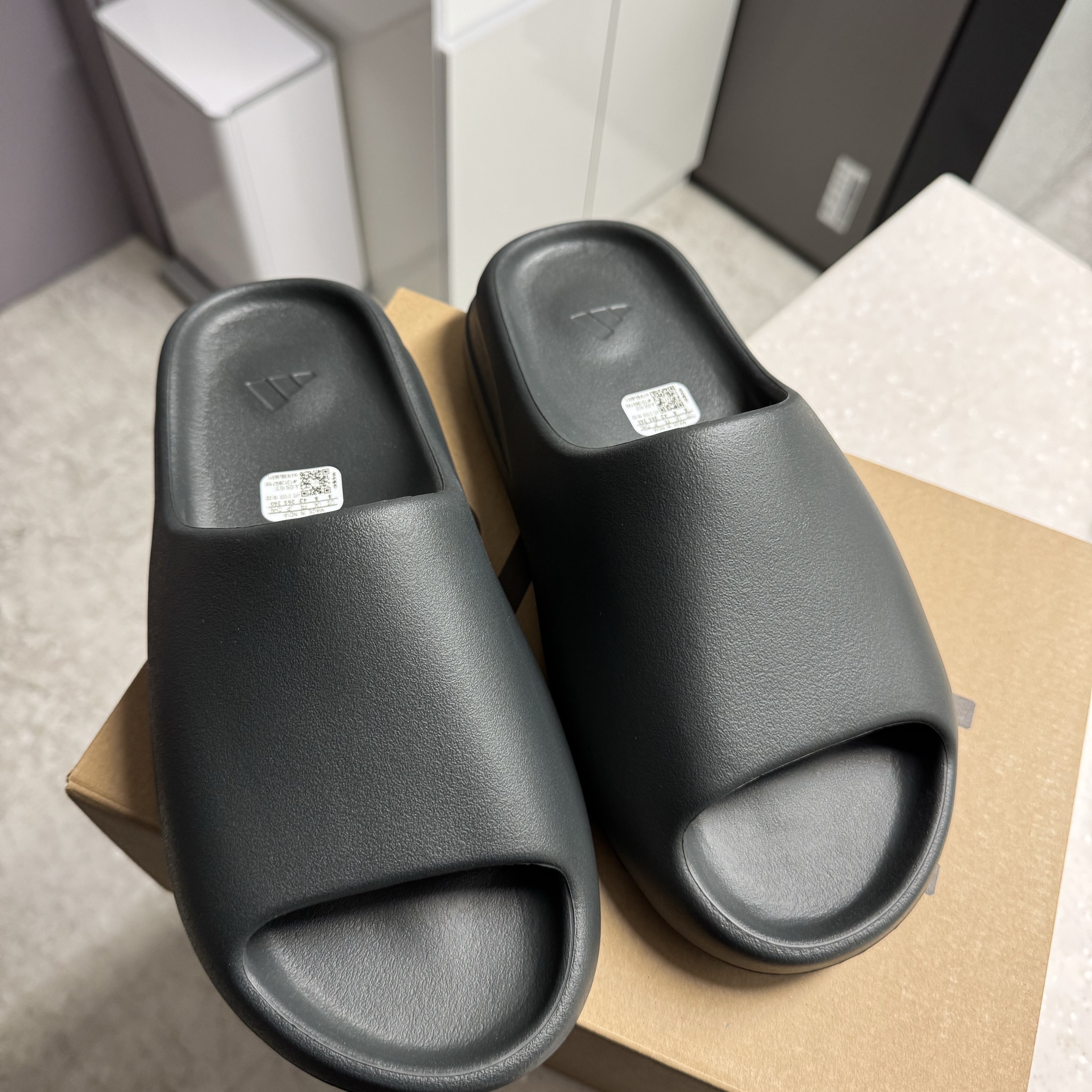 Adidas Yeezy Slide Dark Onyx 2024 착용 스타일 - 1