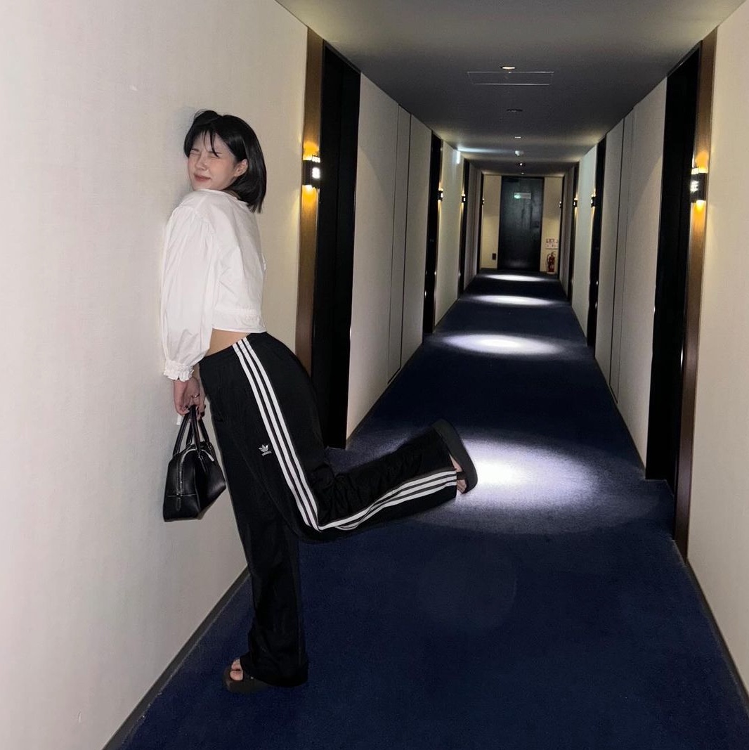 (W) Adidas Originals Firebird Loose Track Pants Black - KR Sizing 착용 스타일