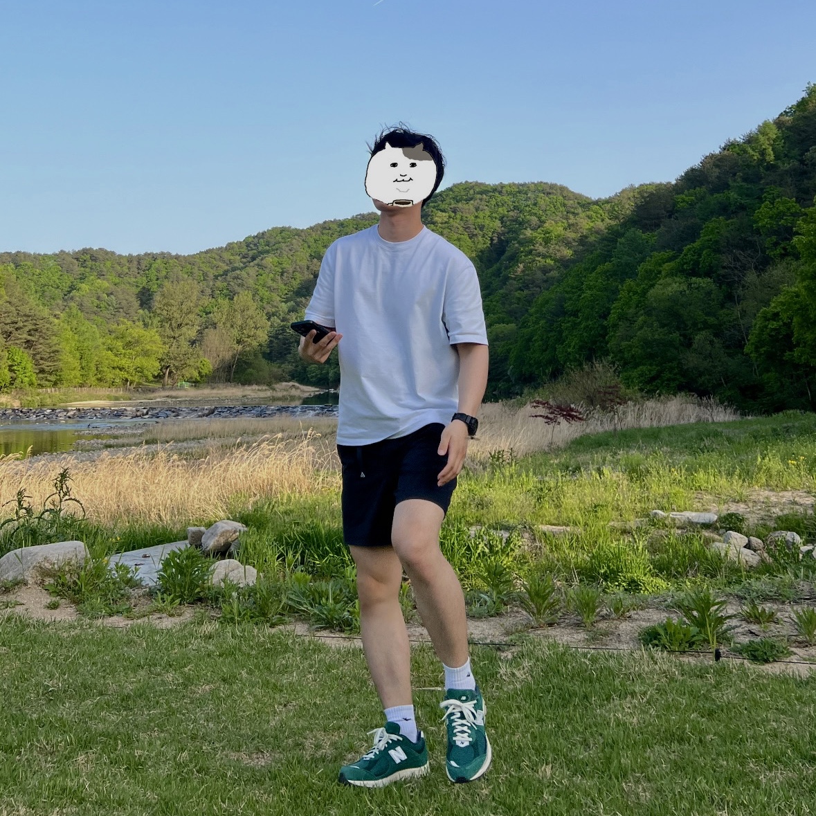 New Balance 2002R Nightwatch Green 착용 스타일