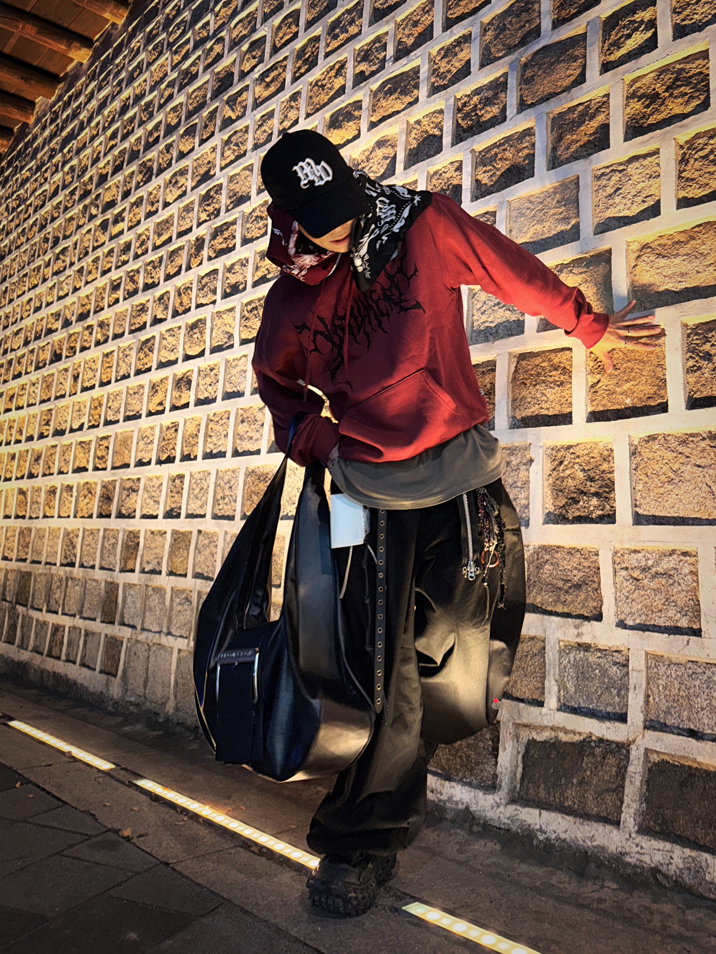 Balenciaga Defender Sneakers Black, Project G/R Mega Buckle Hobo Bag Black 착용 스타일 - 3