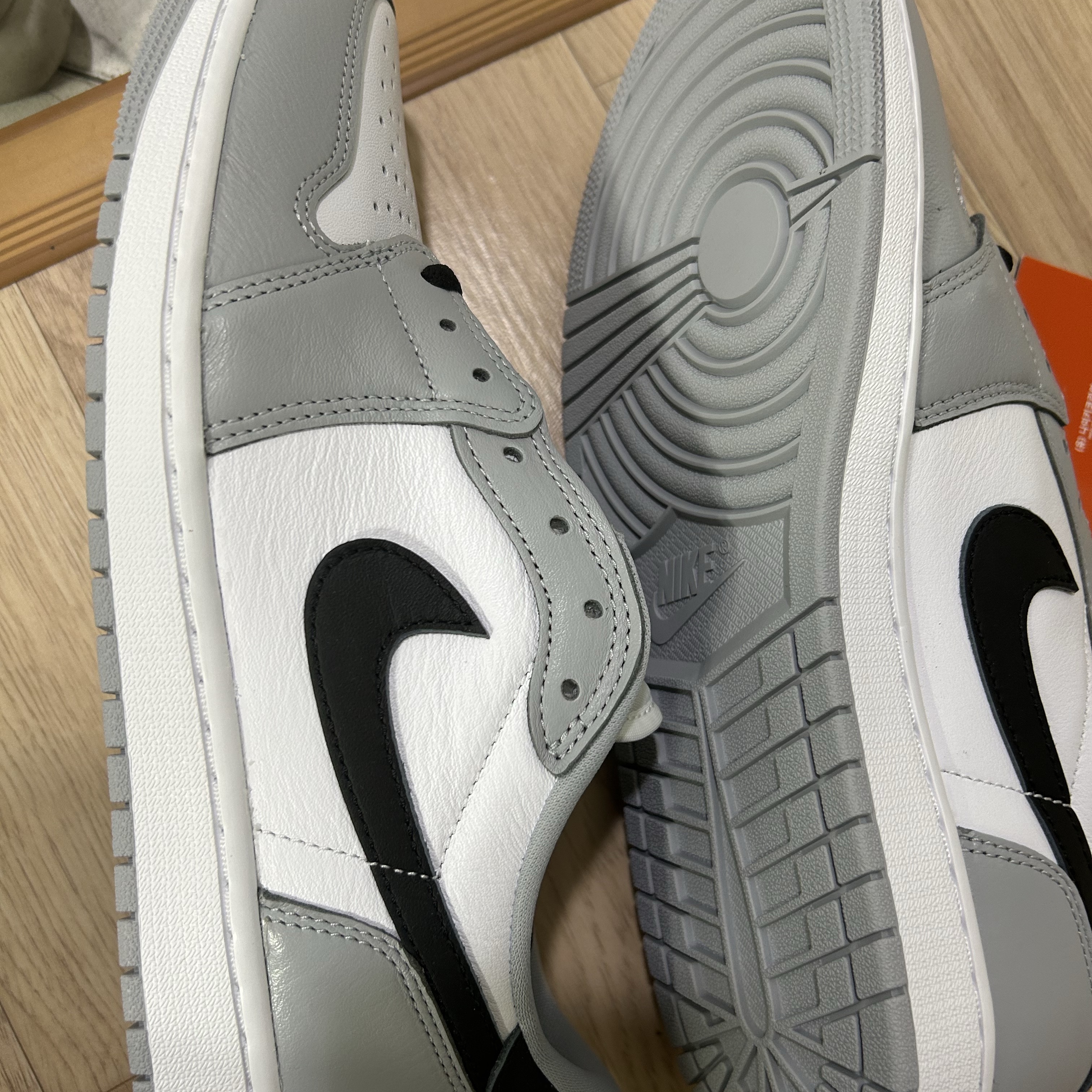 Jordan 1 Retro Low OG Wolf Grey and White 착용 스타일 - 2