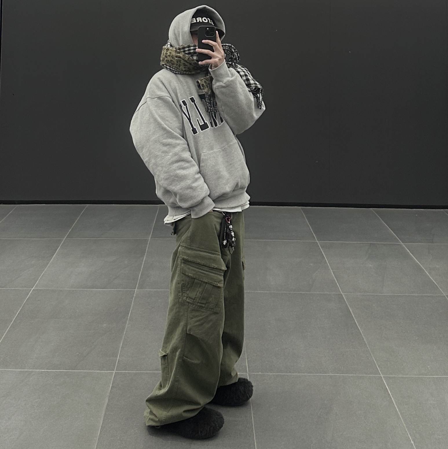 Nonnod Double Pocket Cargo Pants Vintage Khaki, Human Made Military Card Case Black 착용 스타일 - 2
