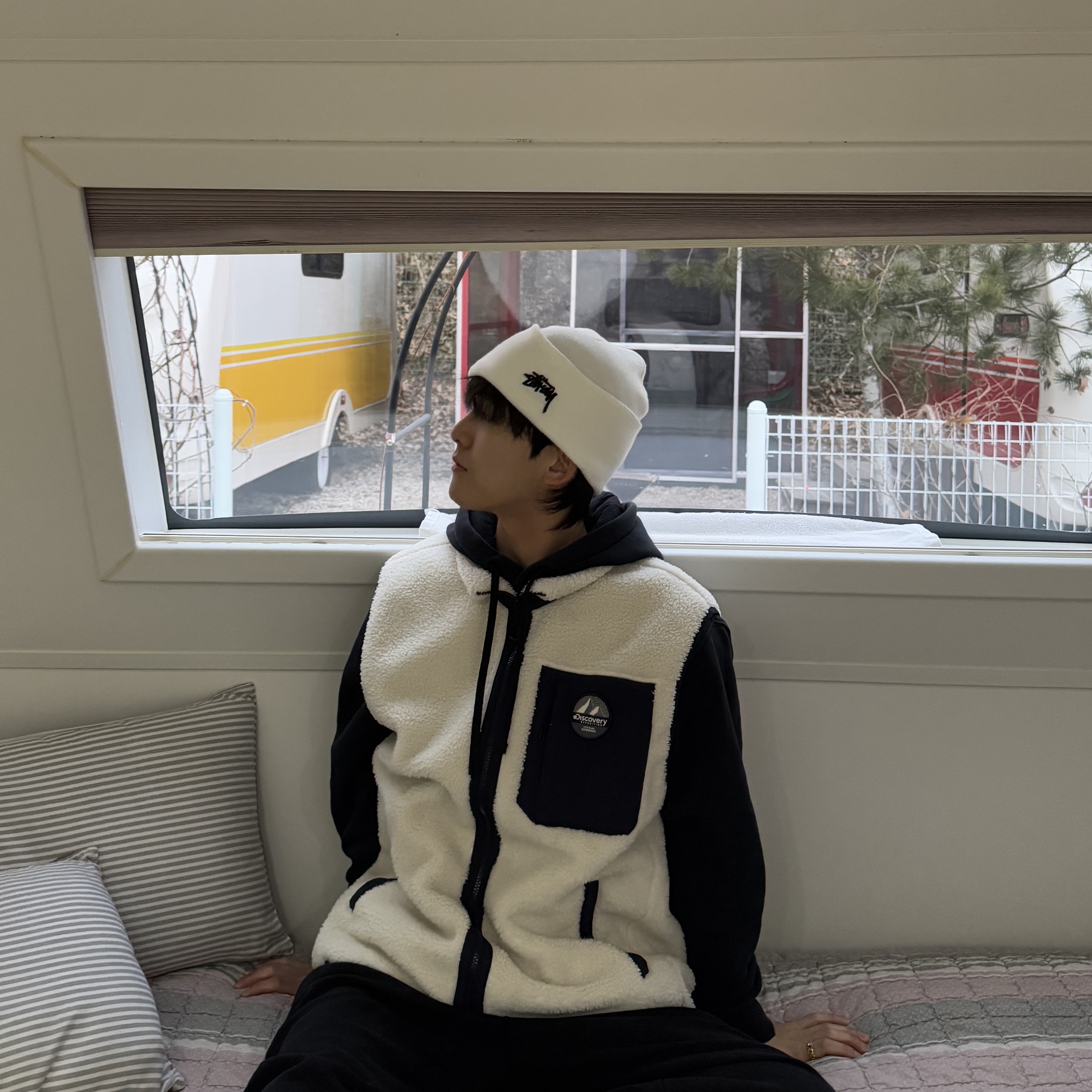 Nike x Stussy NRG Cuffed Beanie Summit White 착용 스타일 - 2
