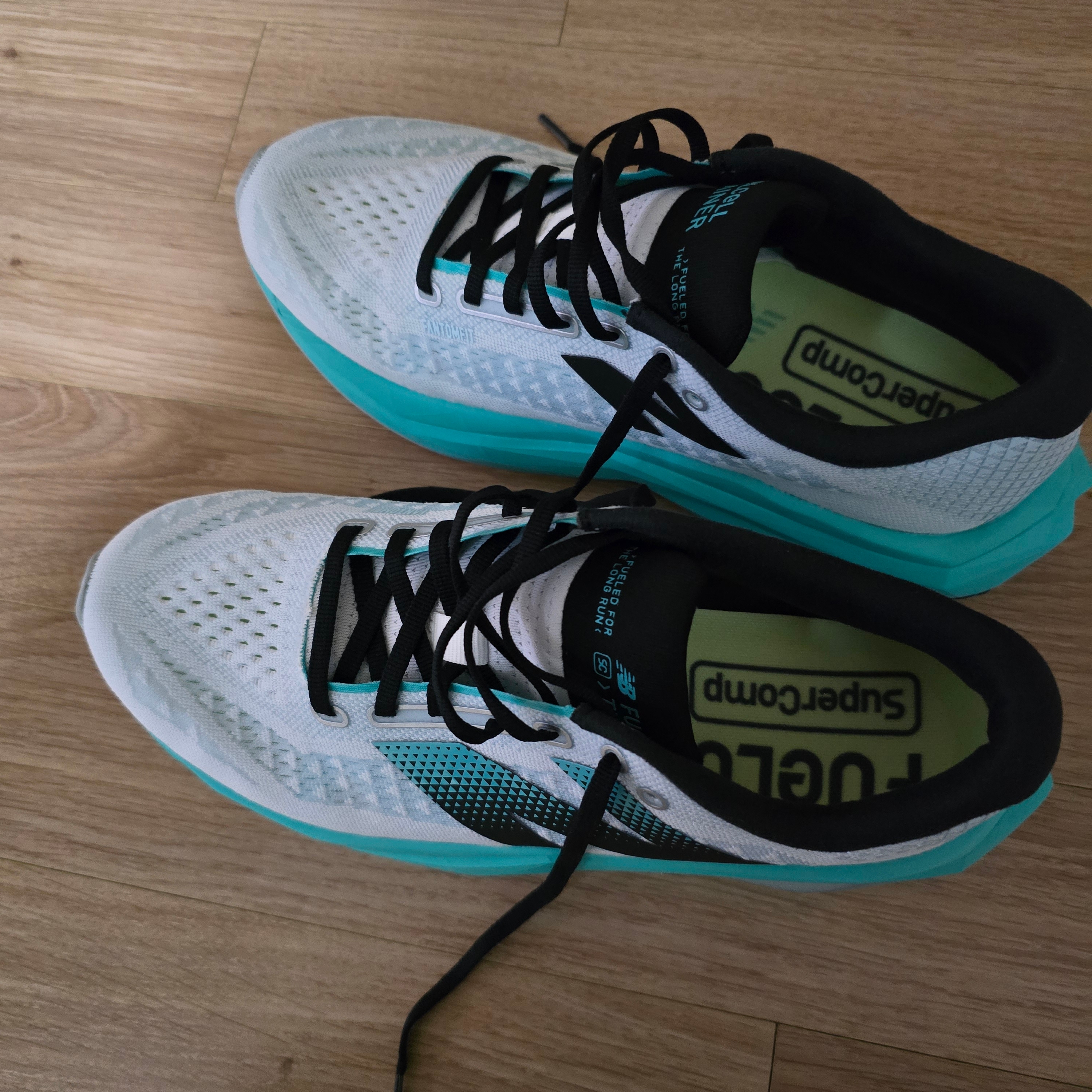 New Balance FuelCell Supercomp Trainer v3 White Cyber Jade - D Standard 착용 스타일