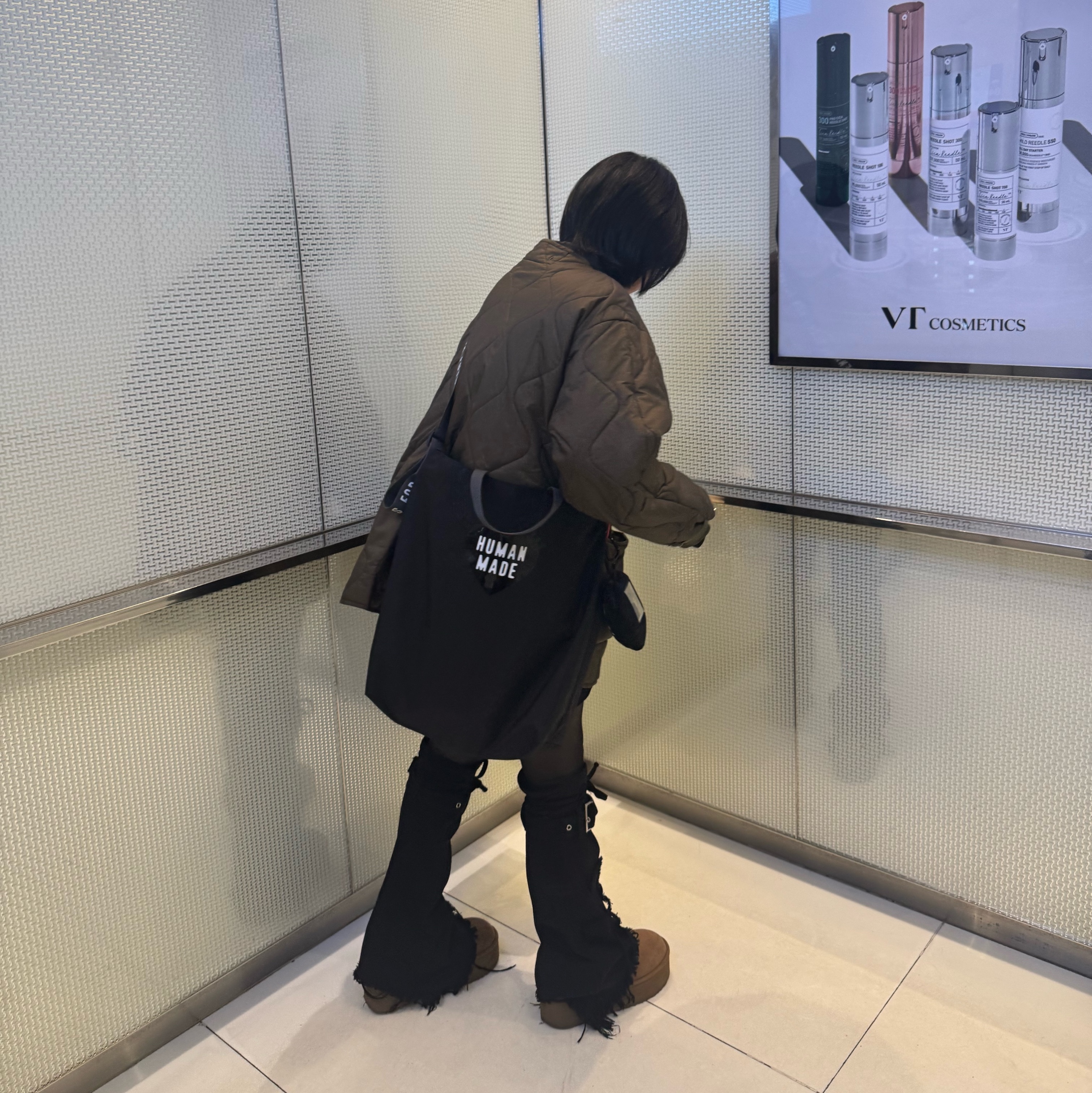 Human Made Shoulder Tote Bag Black, (W) UGG Classic Ultra Mini Platform Boots Chestnut 착용 스타일 - 1