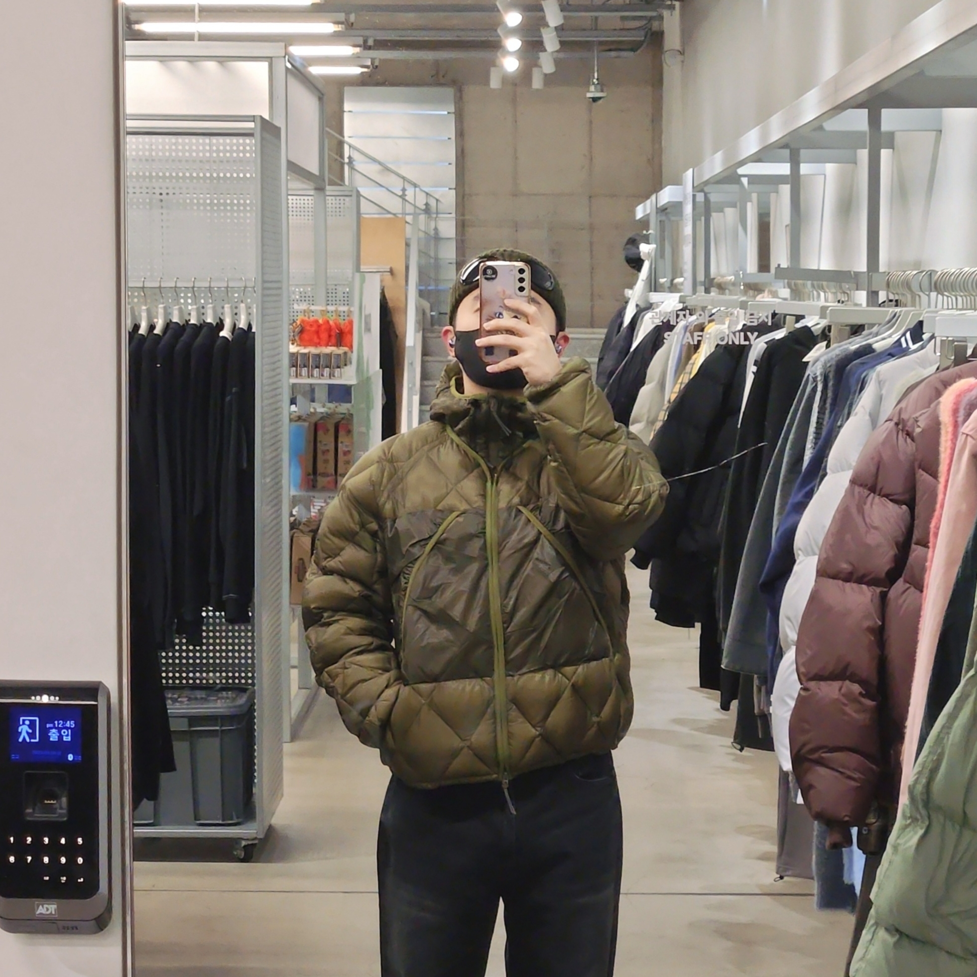 Roa Light Down Jacket Olive Branch 착용 스타일