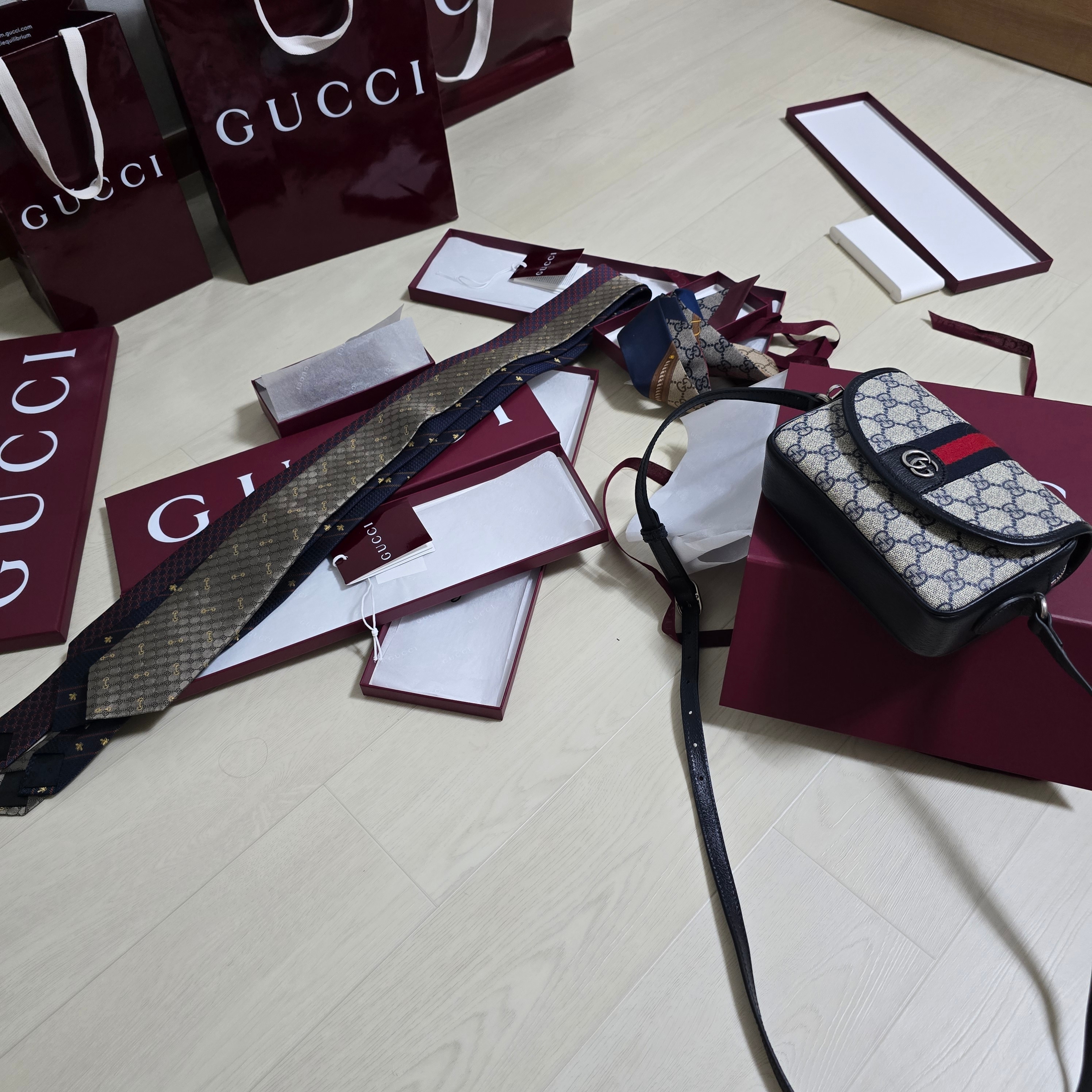 Gucci Ophidia Mini Shoulder Bag Beige Blue, (W) Gucci Geometric Print Silk Neck Bow Multi Brown 착용 스타일