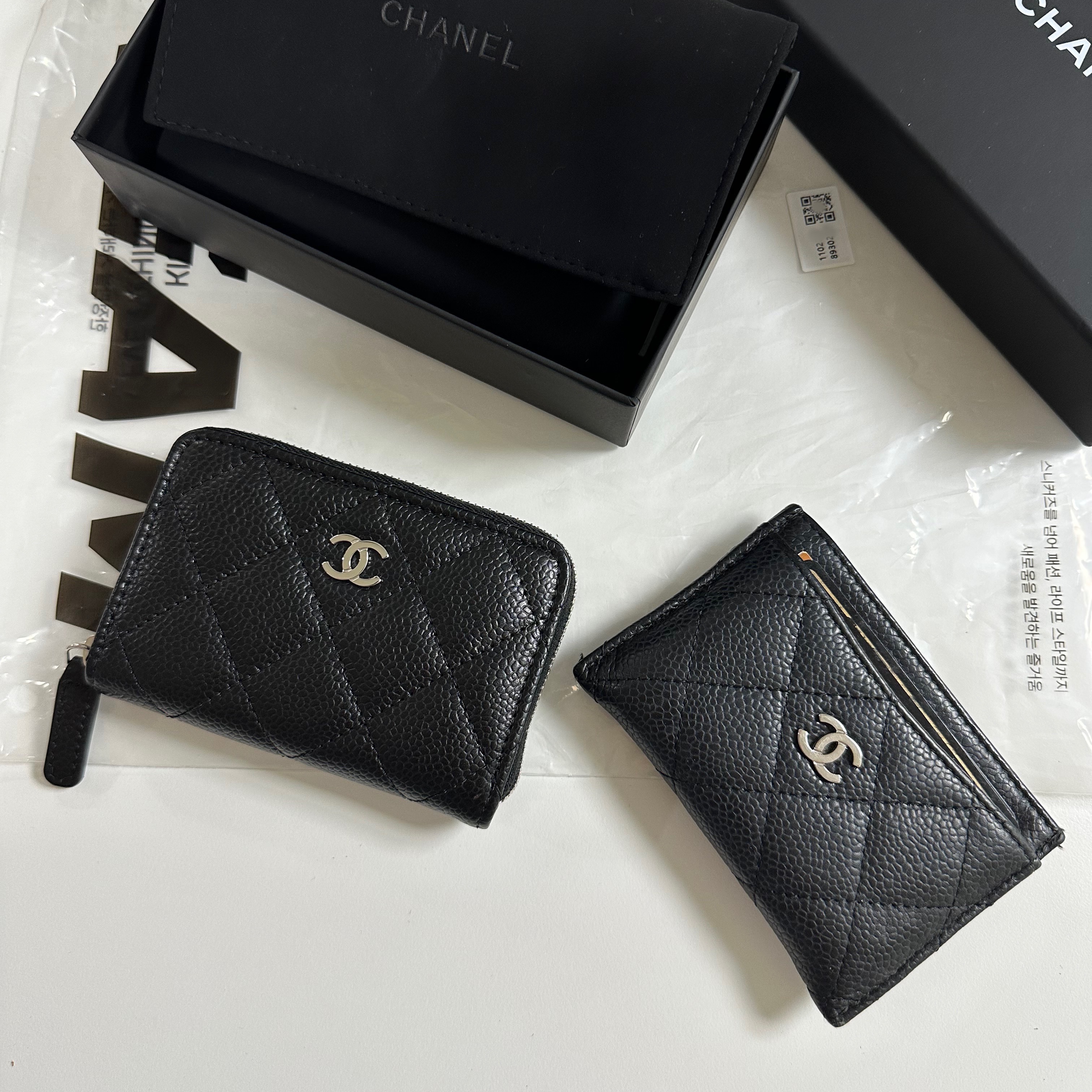 Chanel Classic Zipped Coin Purse Grained Calfskin & Silver Black 착용 스타일