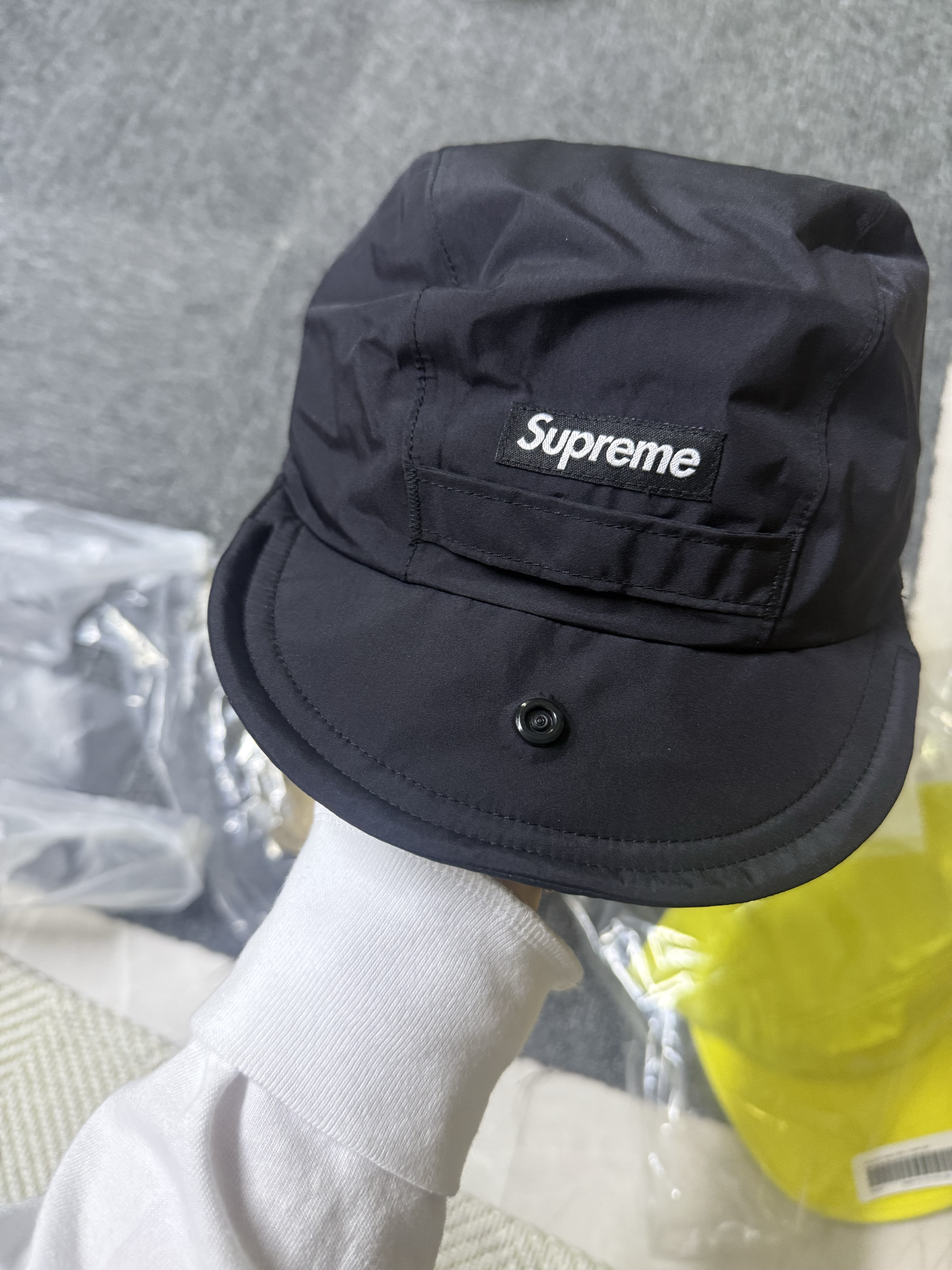 Supreme Gore-Tex Earflap Cap Black - 24FW, Supreme Gore-Tex Earflap Cap Fur Print - 24FW 착용 스타일 - 2