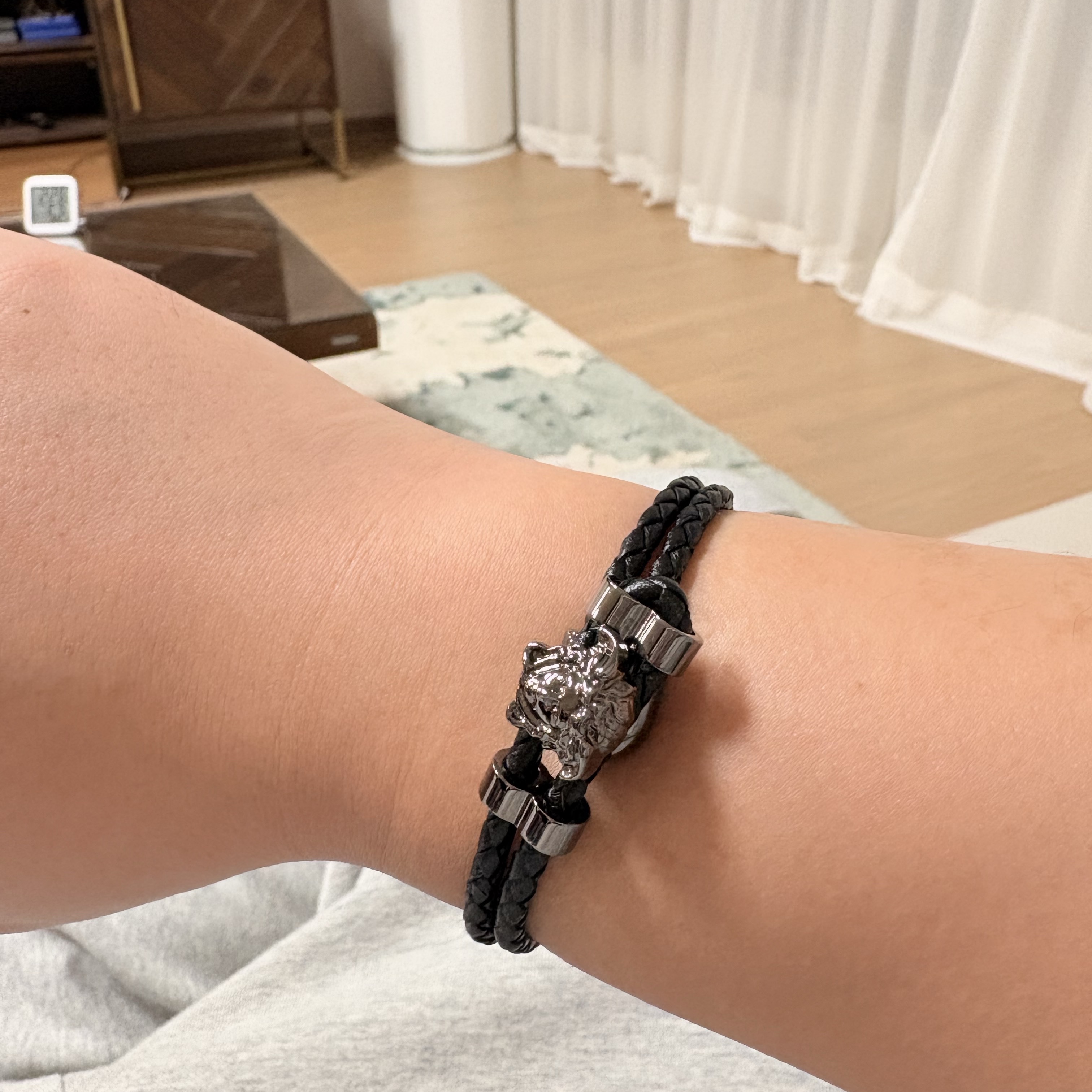 Versace Medusa Braided Leather Bracelet Black 착용 스타일