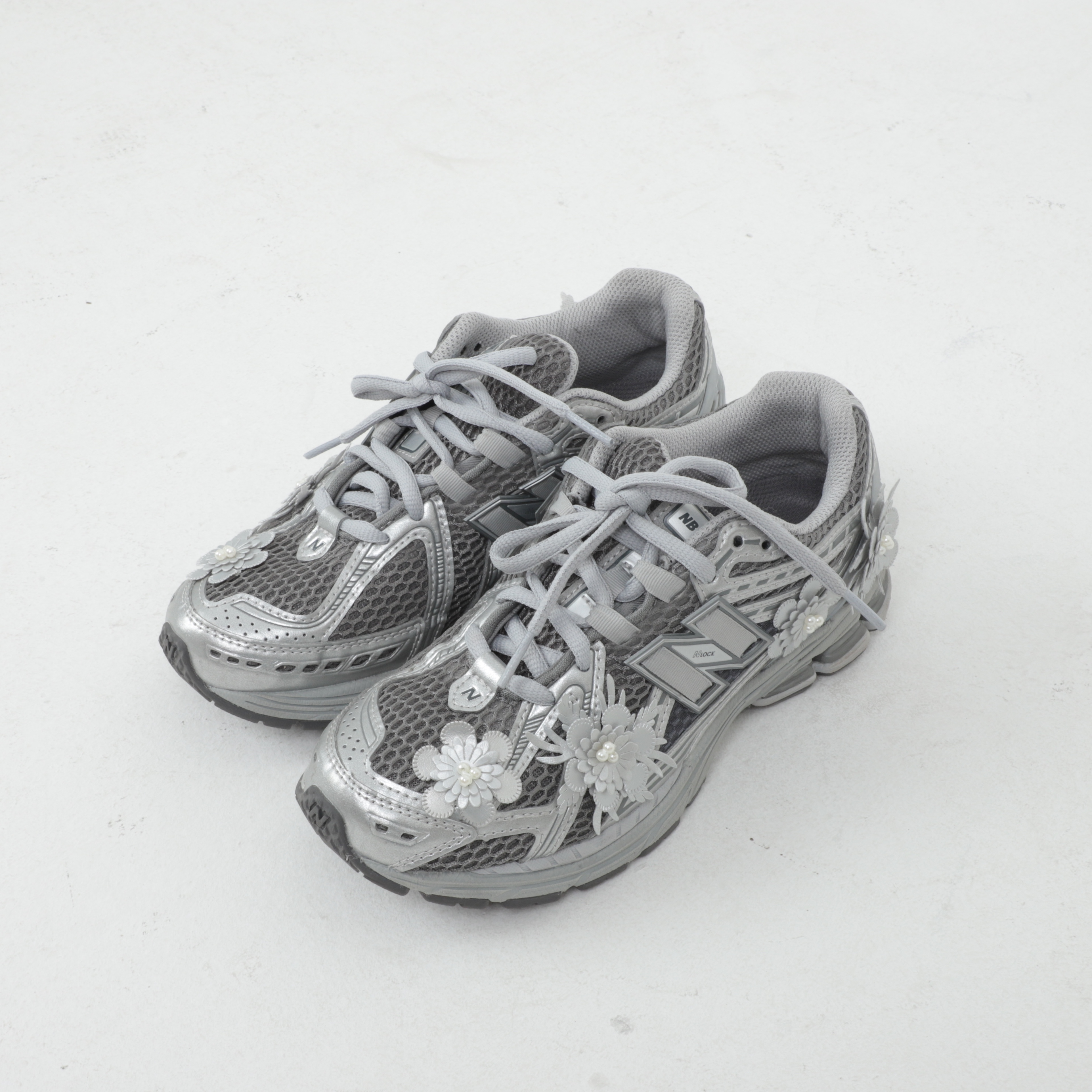 New Balance 1906R Harbor Grey Silver Metalic, New Balance 860v2 Black Grey 착용 스타일 - 2