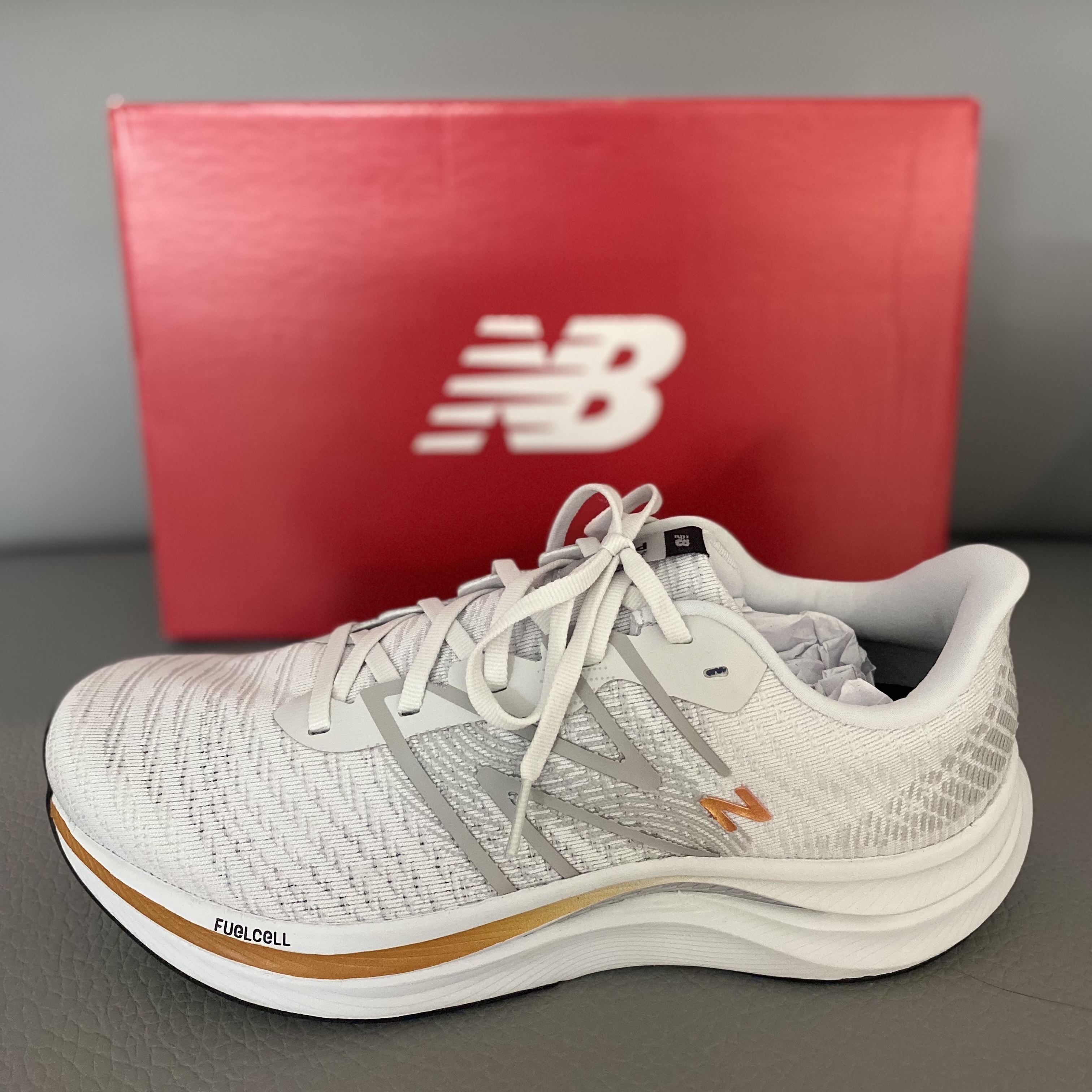 New Balance Fuelcell Propel v4 Quartz Grey Copper Metallic - 2E Wide 착용 스타일