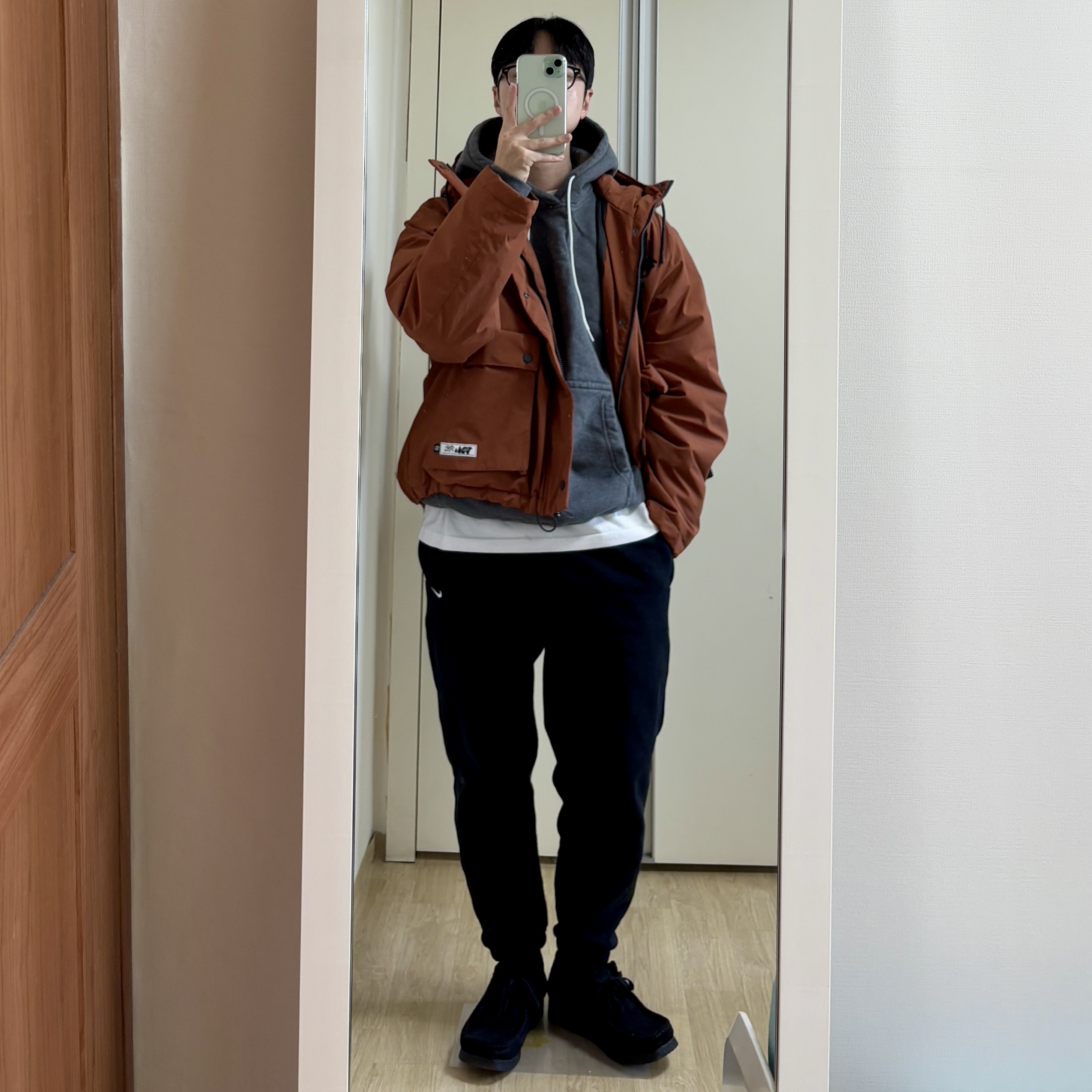 Clarks Wallabee Black Suede, Nike NRG Solo Swoosh Fleece Pants Black White - Asia 착용 스타일 - 1
