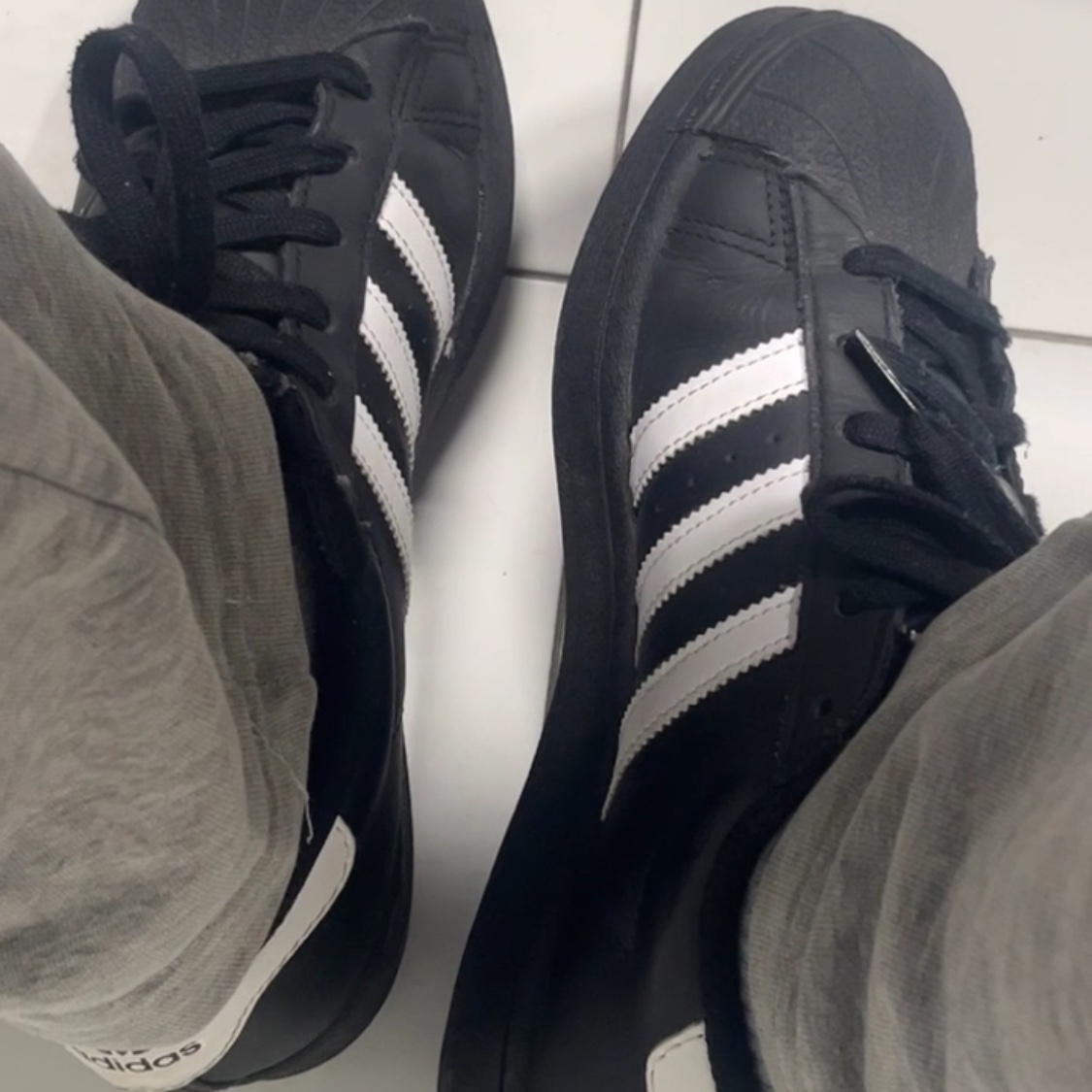 (J) Adidas Superstar Black White 착용 스타일